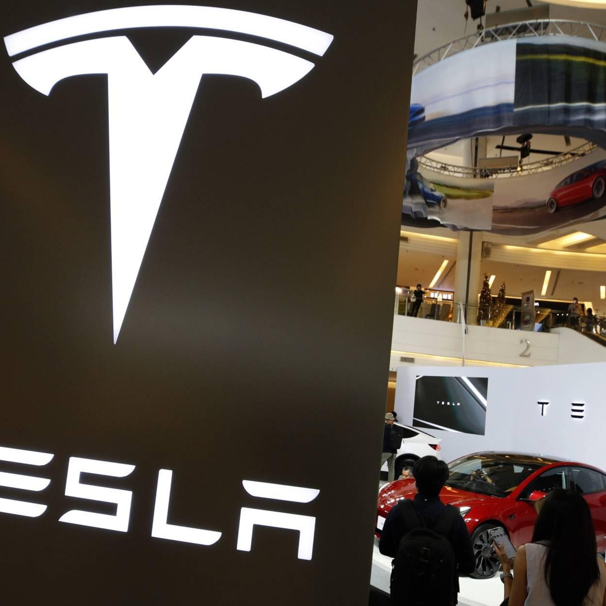 tesla onderuit op wall street door kritische analistenrapporten