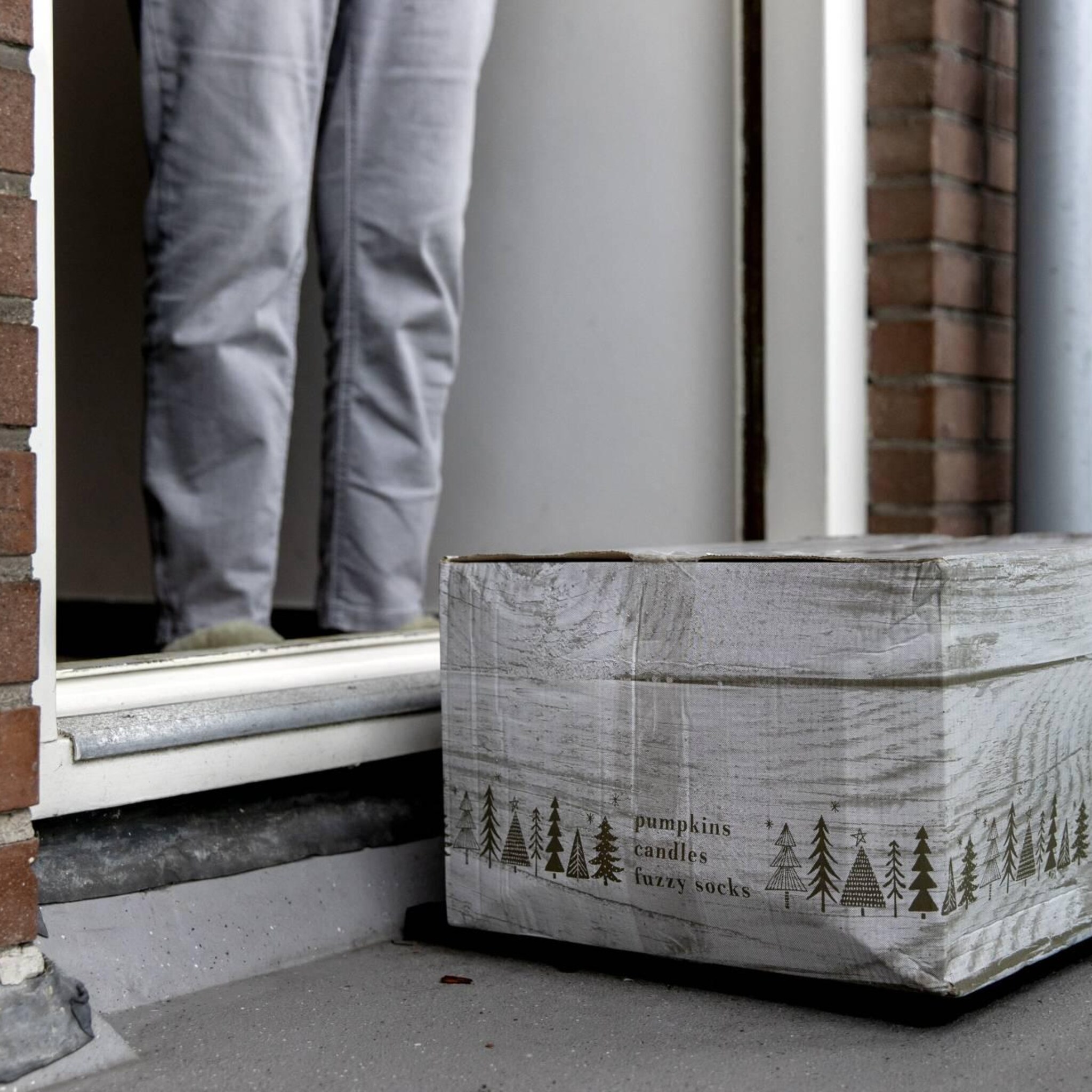 kerstpakket vol met bruikbare traditionele levensmiddelen