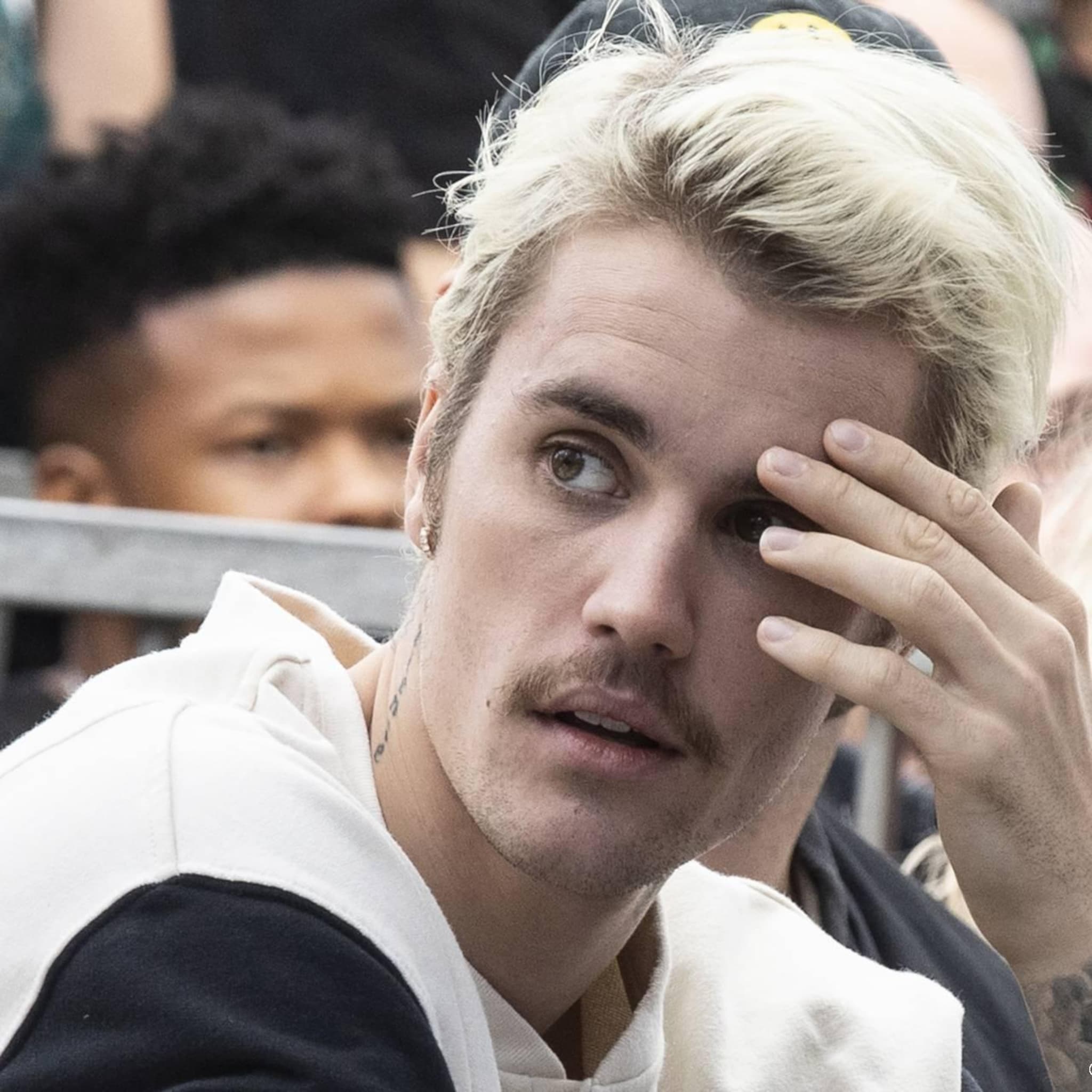 justin bieber noemt h en m spullen met zijn hoofd erop troep