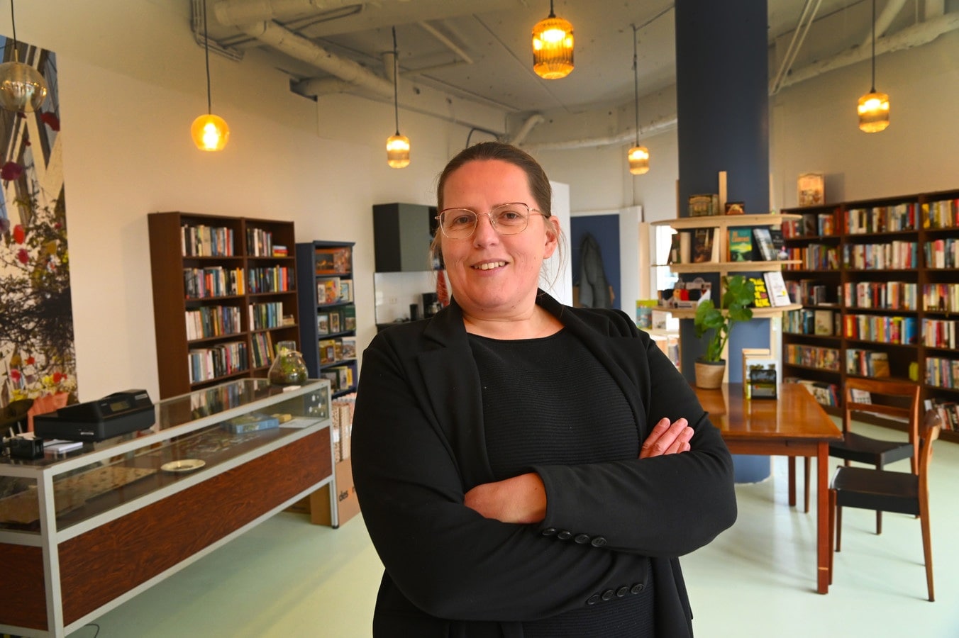 Maaike Vaneveld van boekhandel De Passage Middelburg: ,,Mensen zeggen wel: waar begin je aan?" Foto: Lex de Meester.