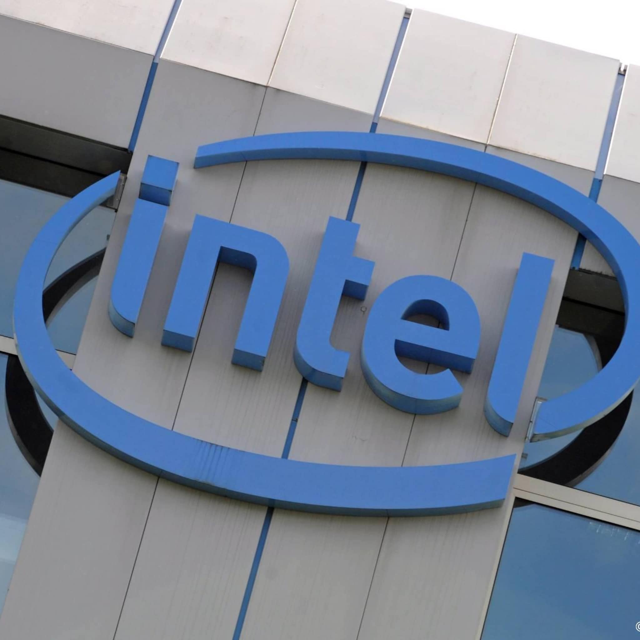 krant intel stelt bouw duitse chipfabrieken uit
