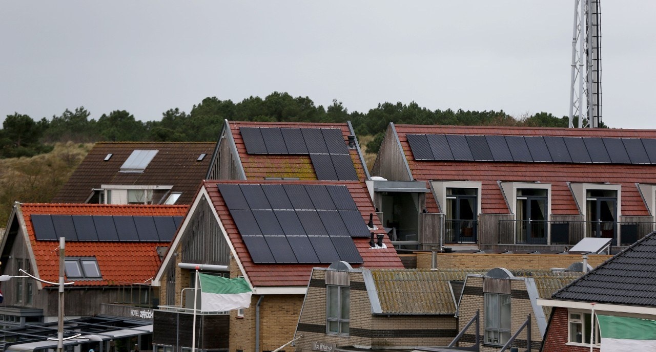 Twee miljoen huizen met zonnepanelen. Vooral op daken van koophuizen liggen vaak zonnepanelen. 35 procent van al die huizen heeft ze. Bij sociale huurwoningen gaat het om 16 procent. Foto: ANP.
