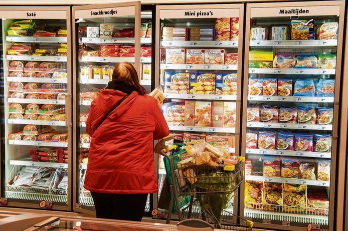Gezond eten is belangrijk, zeggen de supermarkten. Maar de schappen en vriezers liggen vol snacks en ongezonde voeding. Foto: AD/Michiel Wijnbergh.