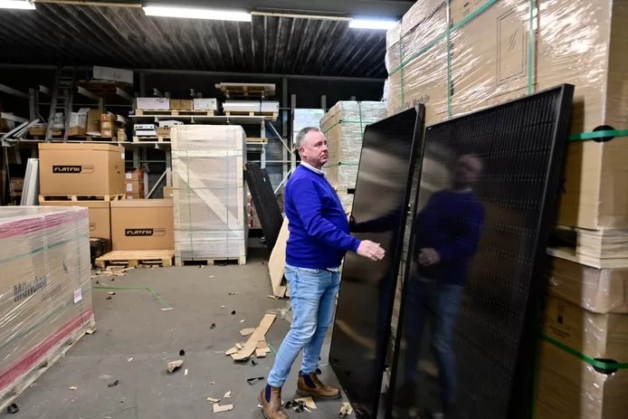 Martin de Vries met een zonnepaneel.