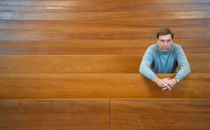 Henk Meulink (63) begon op zijn 50e met de verkoop van zonnepanelen. Dit jaar draait zijn bedrijf - zes medewerkers - een omzet van 16 miljoen euro. Foto's: AD/Cees Elzenga.