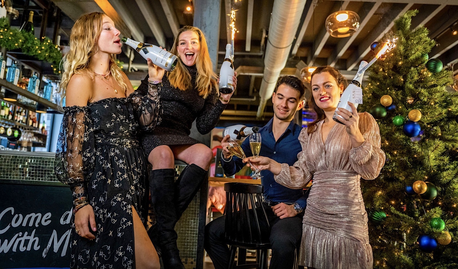 Restaurant Maggie Blue is dicht met kerst, maar op kerstavond houdt eigenaresse Selina Kalkhoven (r) een X-mas party met bubbels en dj. Foto: Frank de Roo