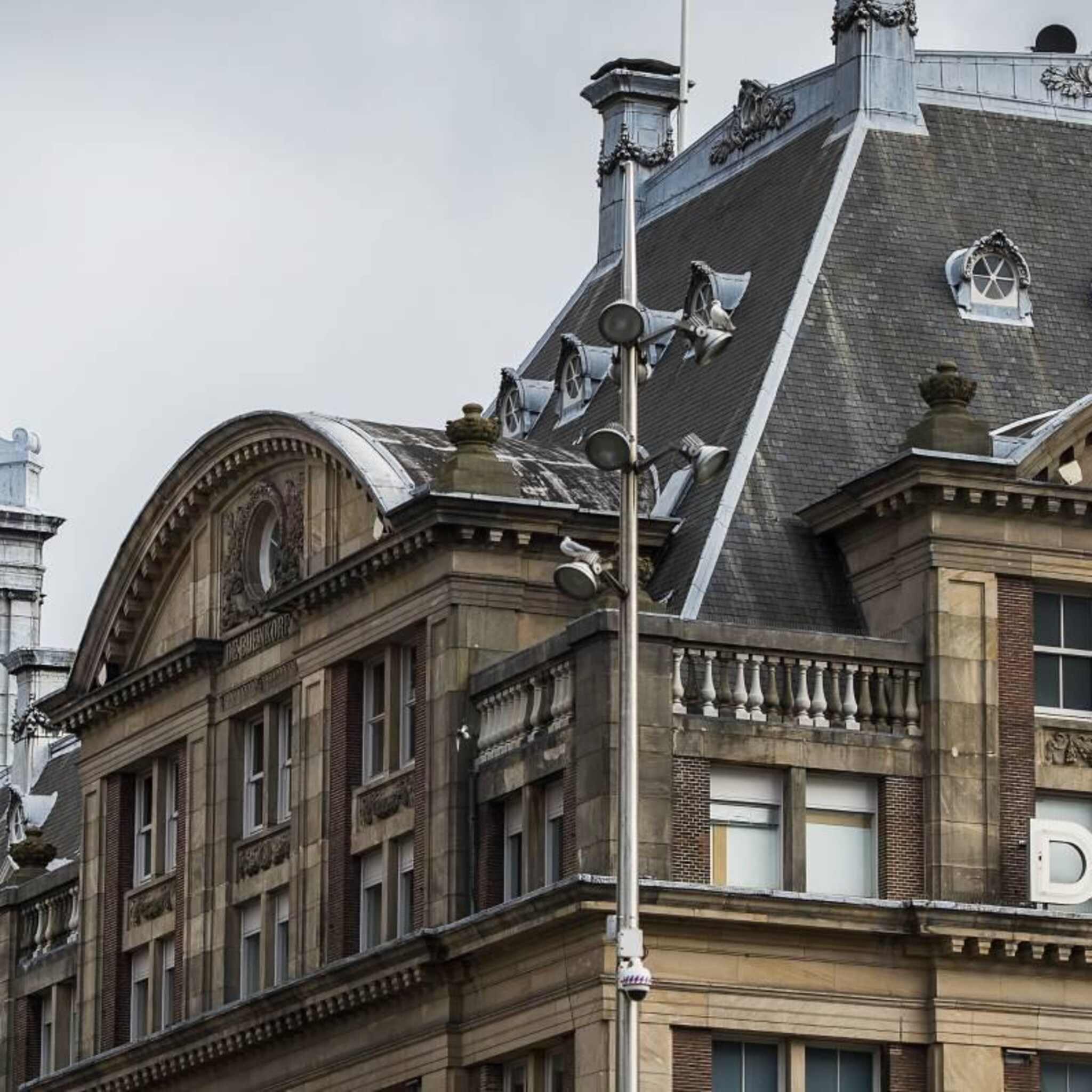 fnv dreigt met grote kerststaking bij de bijenkorf