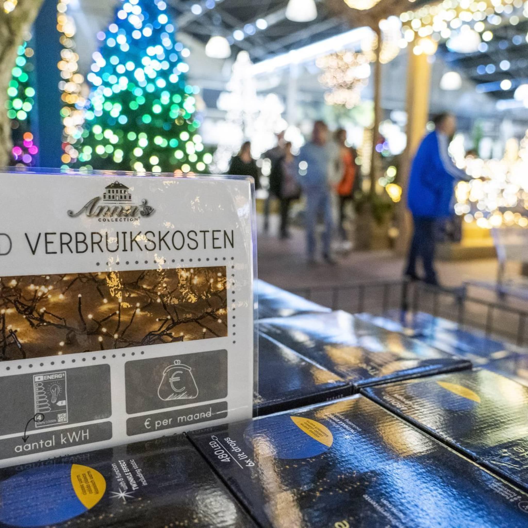 dure energie leidt tot donkere kerst of kerstboom vol ledlampjes