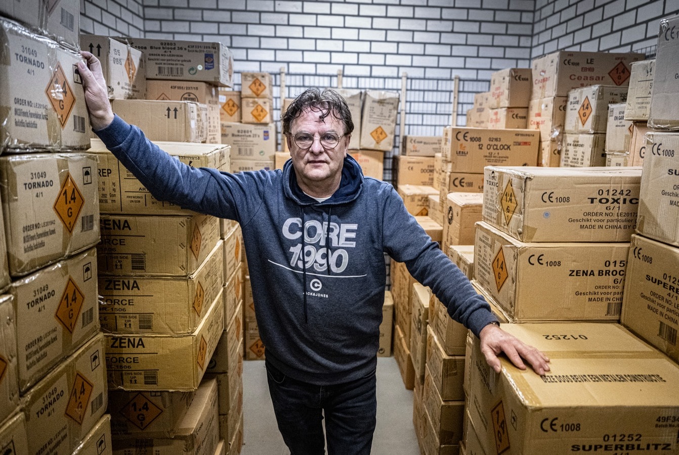 Vuurwerkverkoper Jan de Wit in zijn magazijn. Foto: Koen Verheijden.