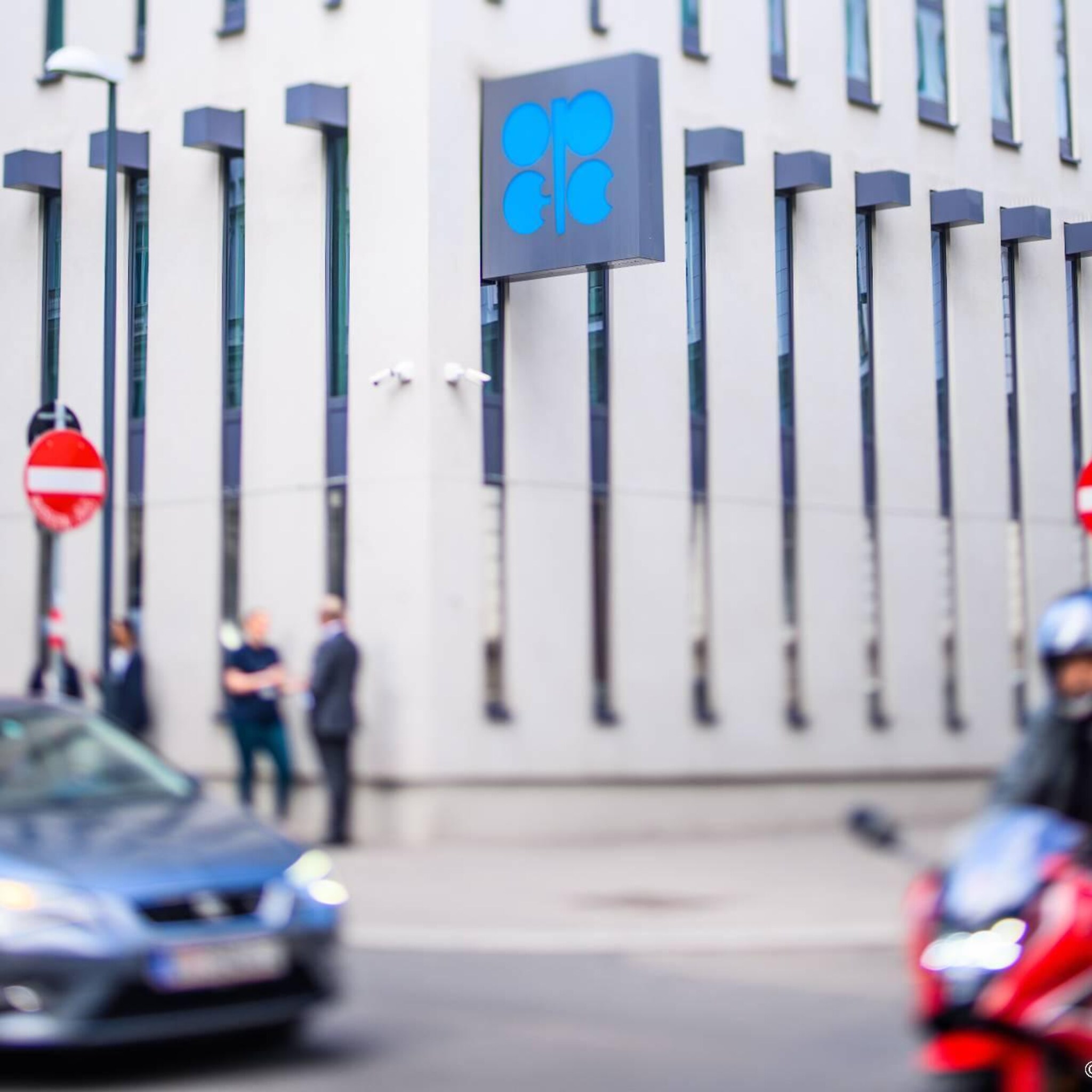 opec rekent op lagere olievraag roept leden op tot waakzaamheid