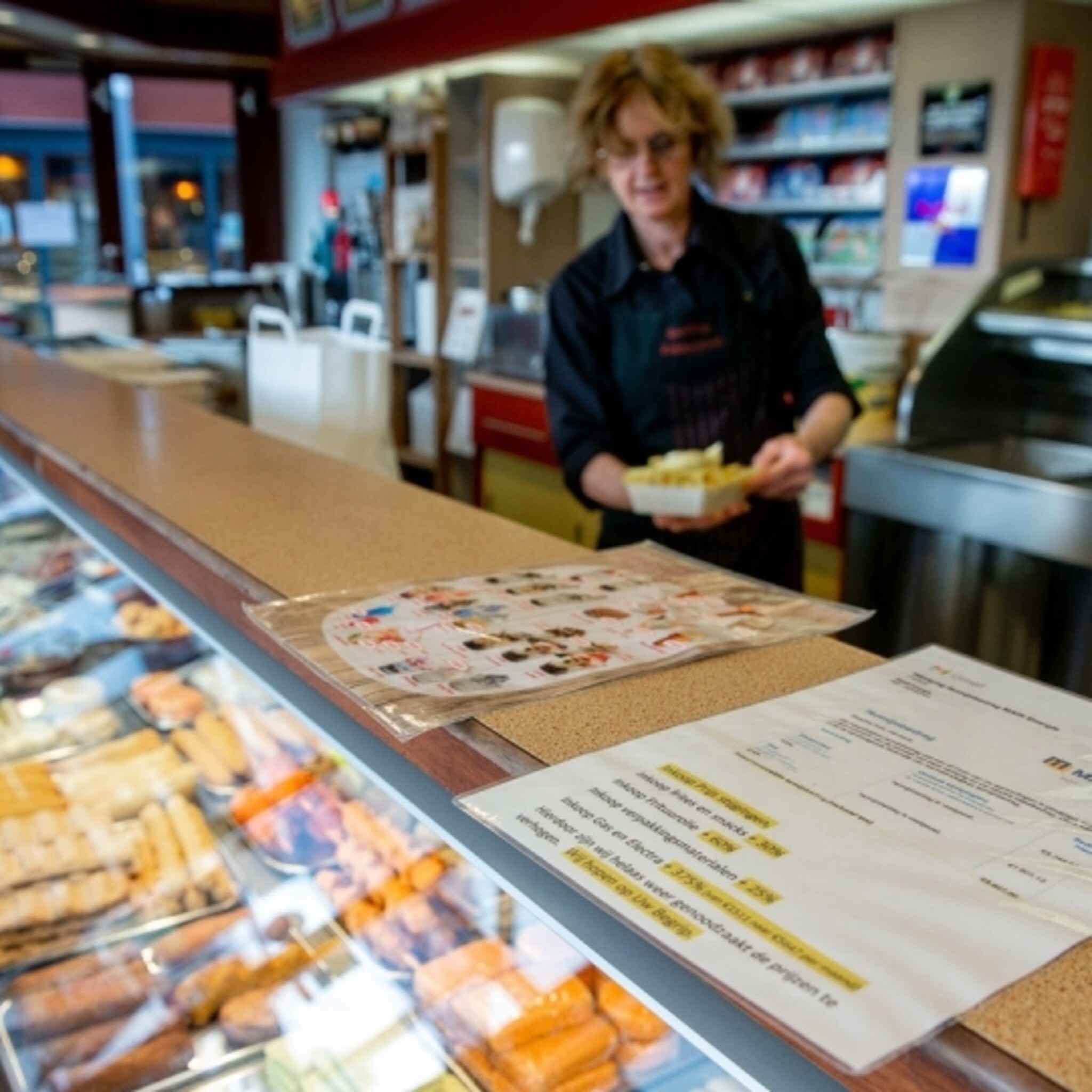 snackbarhouder tonnie plakt flink gestegen energierekening op vitrine hierom is frietje duurder