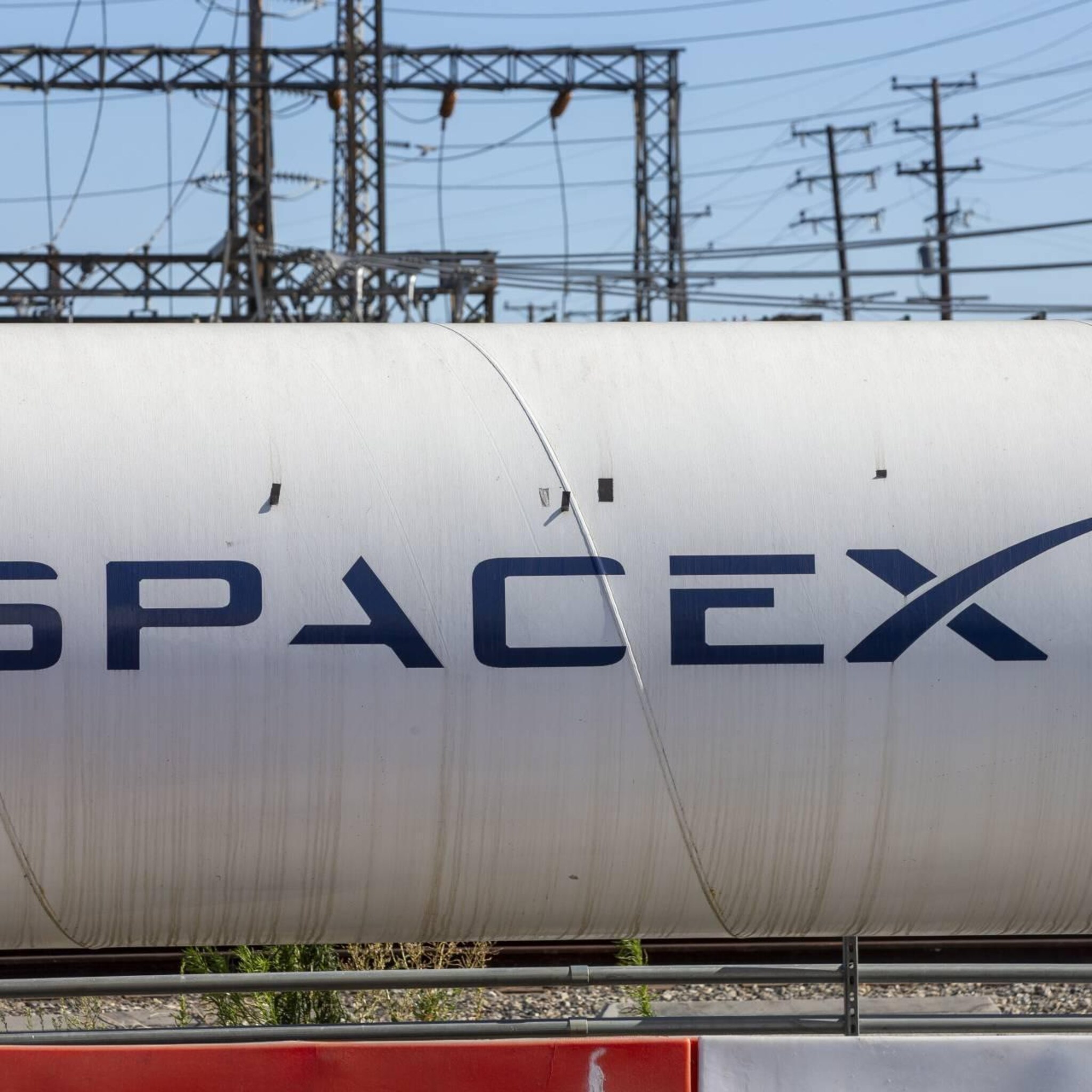 bloomberg waarde ruimtevaartbedrijf spacex naar 140 miljard