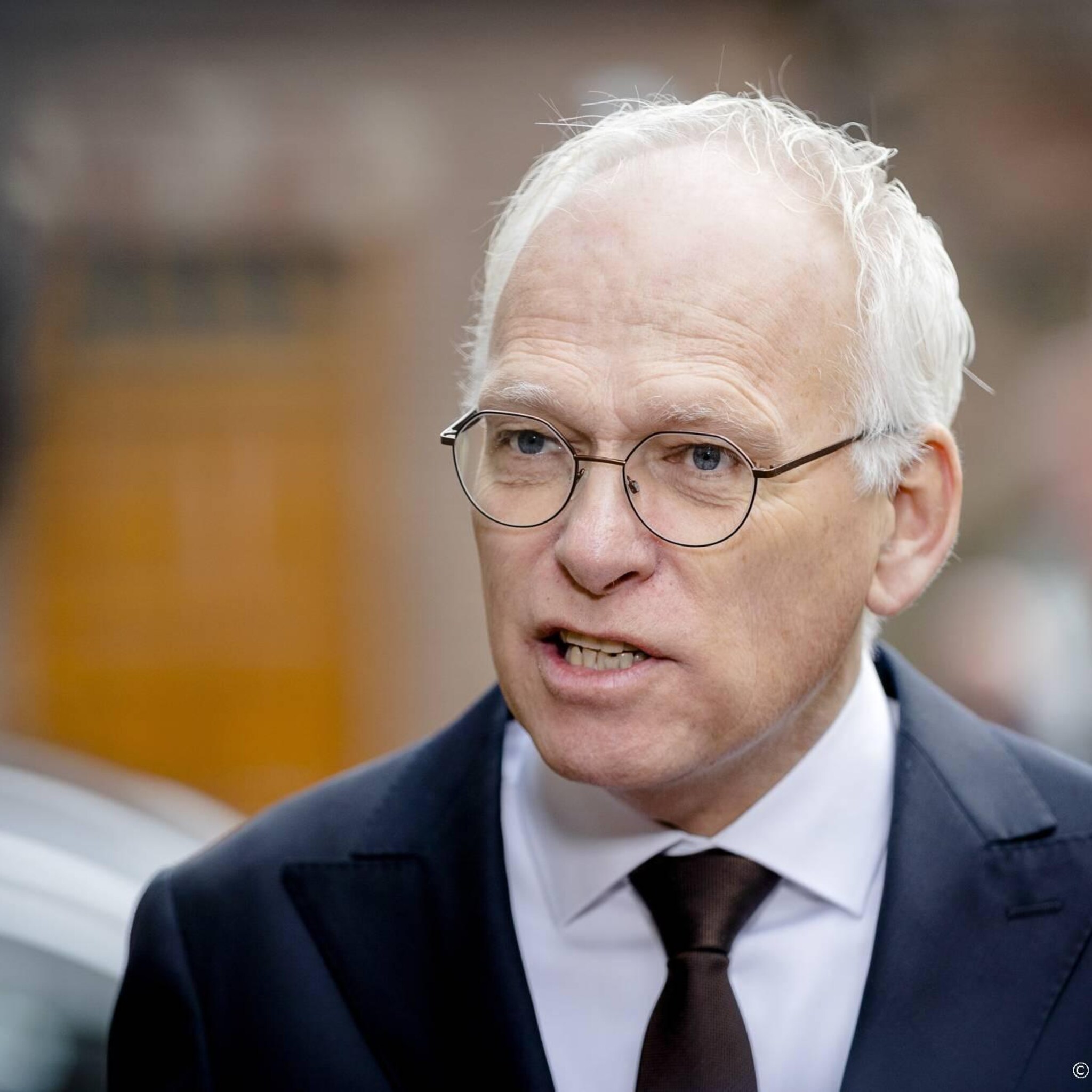 gefrustreerde adema spreekt brussel aan op gedraal met subsidie