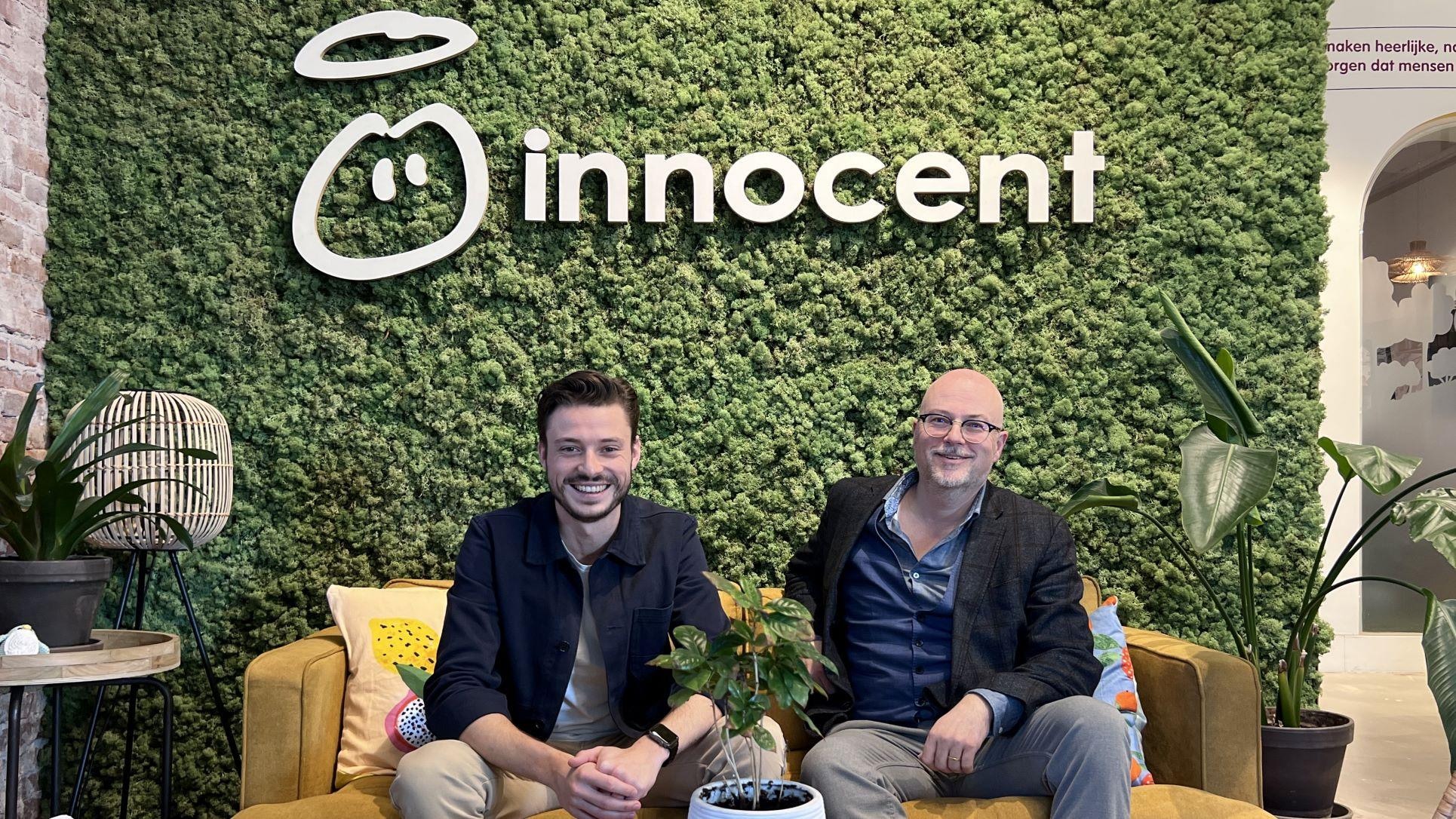 Naam-expert Floris Hülsmann op bezoek bij Head of Brand Jiri Staats (links) in het in Amsterdam gevestigde Innocent-kantoor.