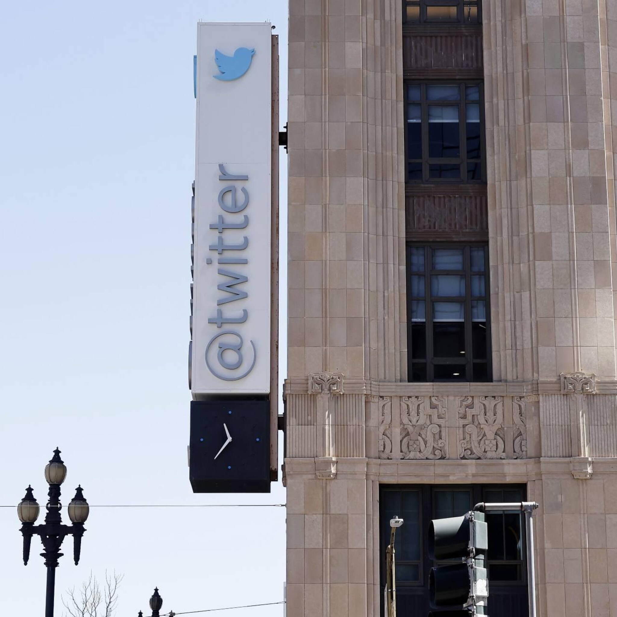 twitter aangeklaagd om niet betalen vluchten privejets