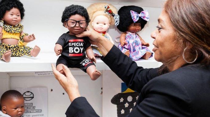 Ellen Brudet met enkele van haar poppen. Foto: Nina Schollaardt