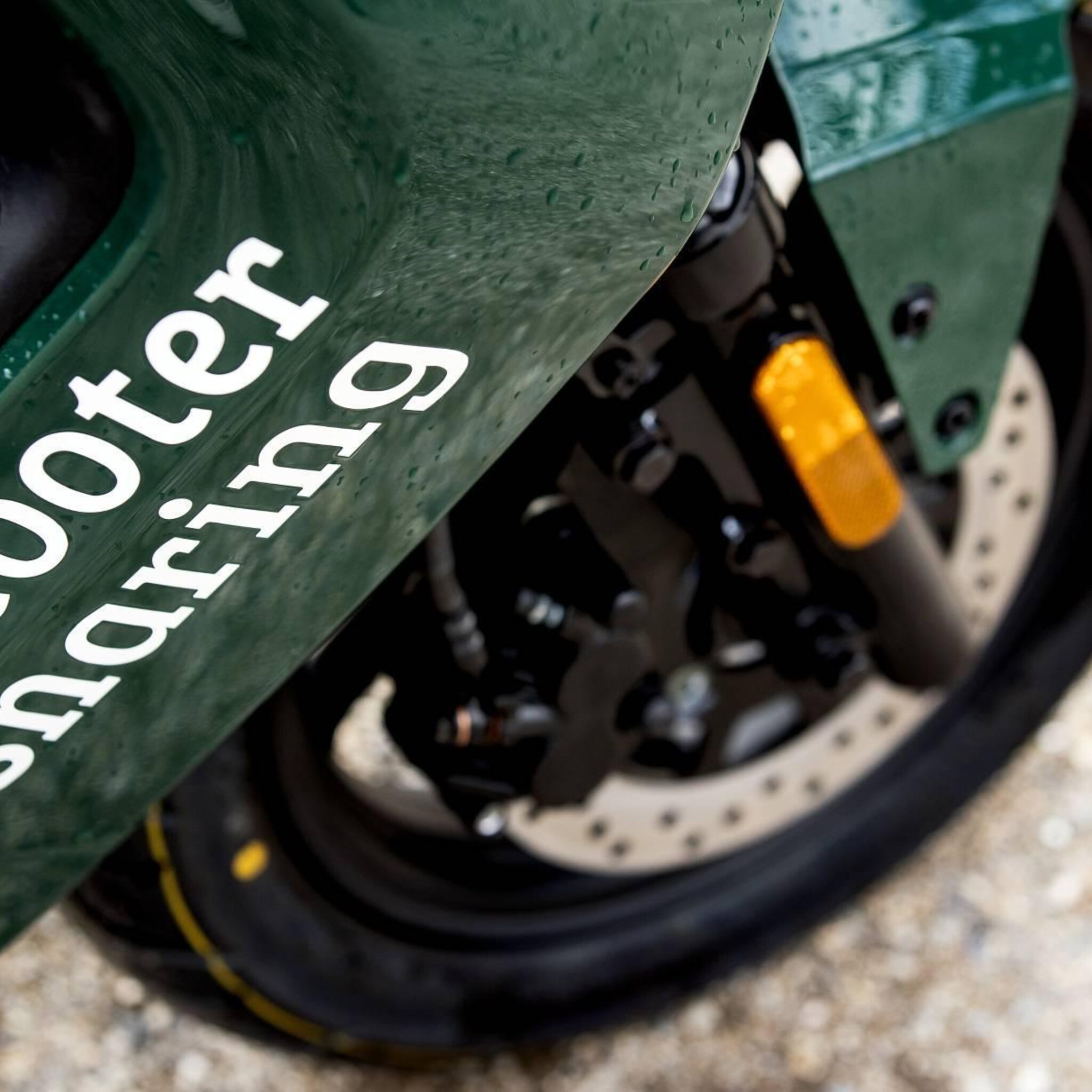 deelauto s en scooters van straat voor wk wedstrijd marokko