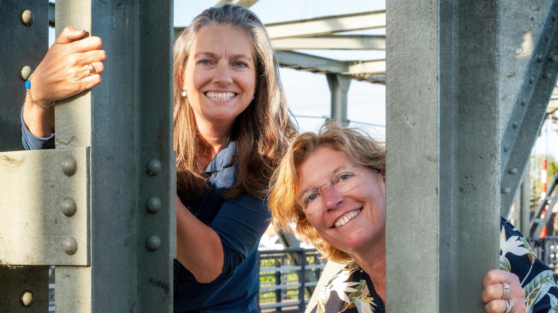 Heidi Vis en Marcella Kooyman vertellen in hun boek over het opgroeien in een ondernemersgezin. Foto: Toon Bennemeer