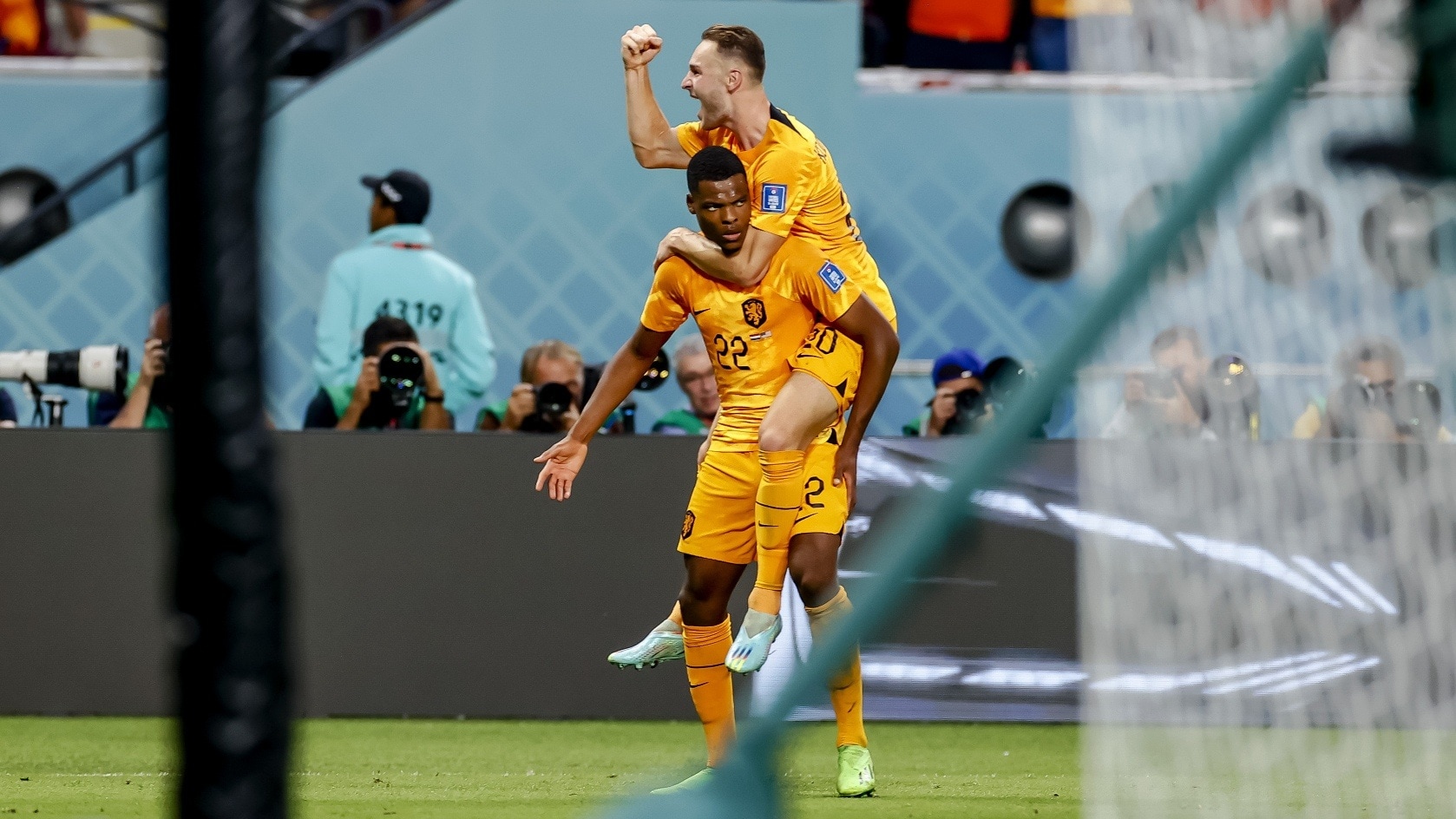 Denzel Dumfries (staand) speelde afgelopen zaterdag een belangrijke rol voor het Nederlands elftal. Foto: ANP