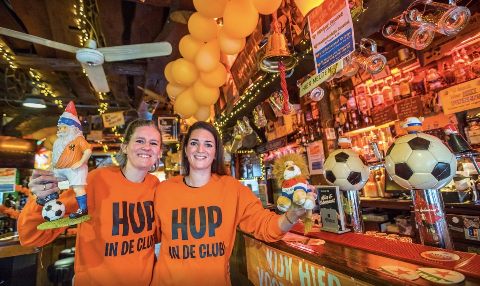 De Haagse Bar Club 188 waar het Oranjegevoel nu echt gaat leven. Nikki (L) en haar vrouw Karin met wie ze het etablissement runt. Foto: Frank Jansen