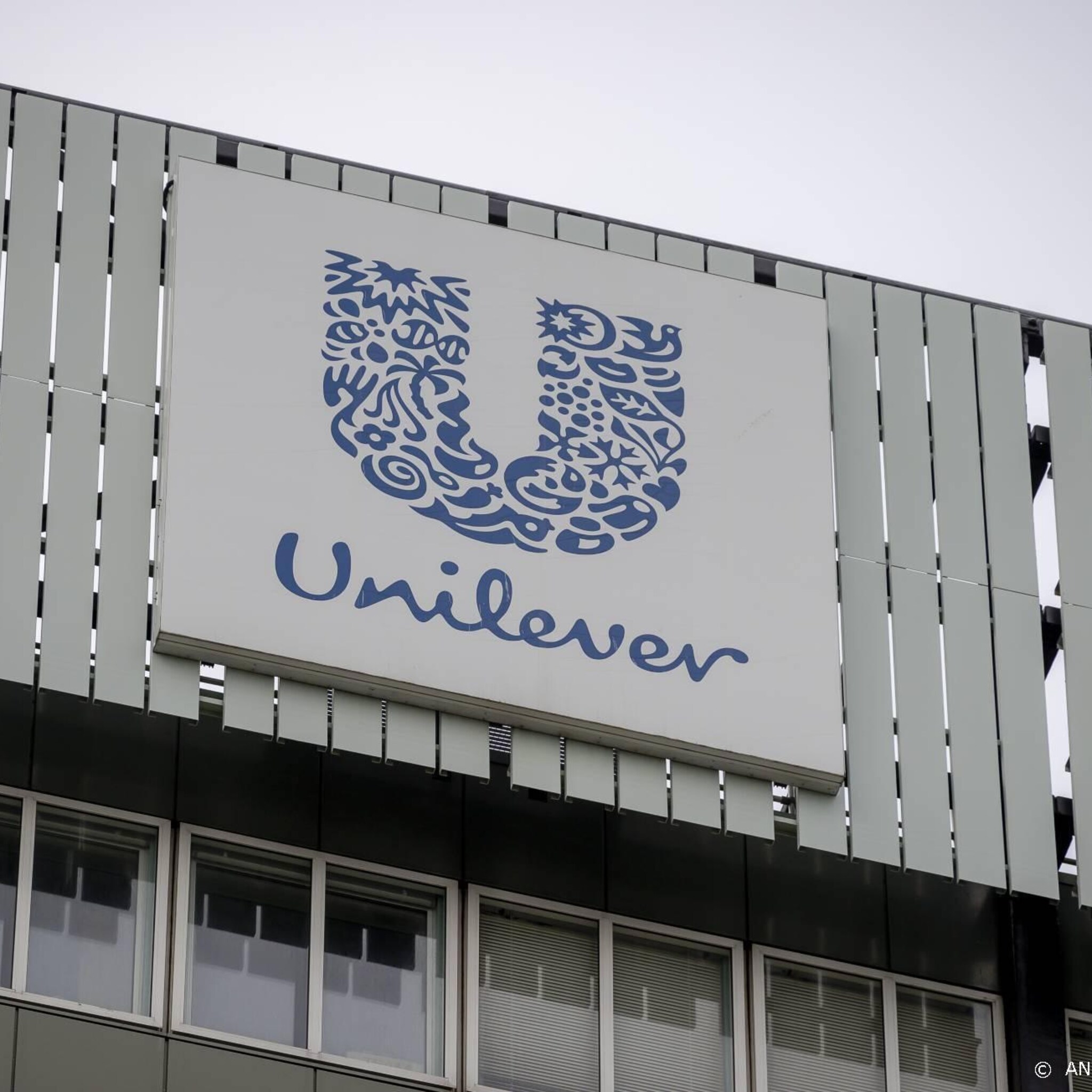 aandacht voor unilever en economische zorgen op beursplein 5