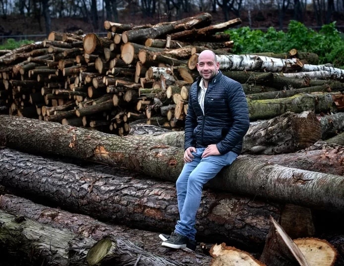 Luc Veldhuijzen uit Liessel rooit laanbomen in opdracht van gemeenten. Ook hij profiteert momenteel van de verkoop van het hout. Foto: René Manders/DCI Media.