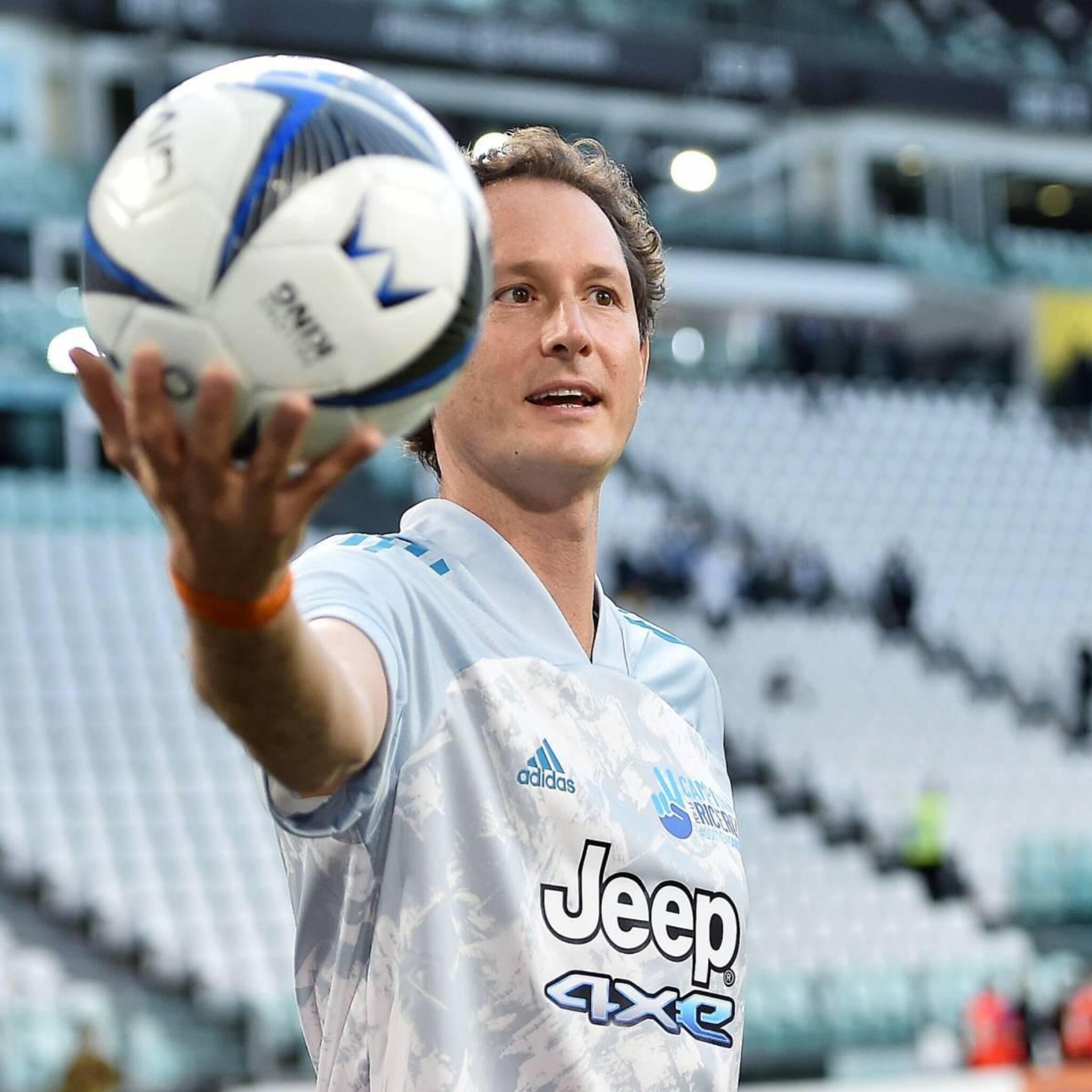 eigenaar voetbalclub juventus duwt moeder thuisbezorgd nl uit aex