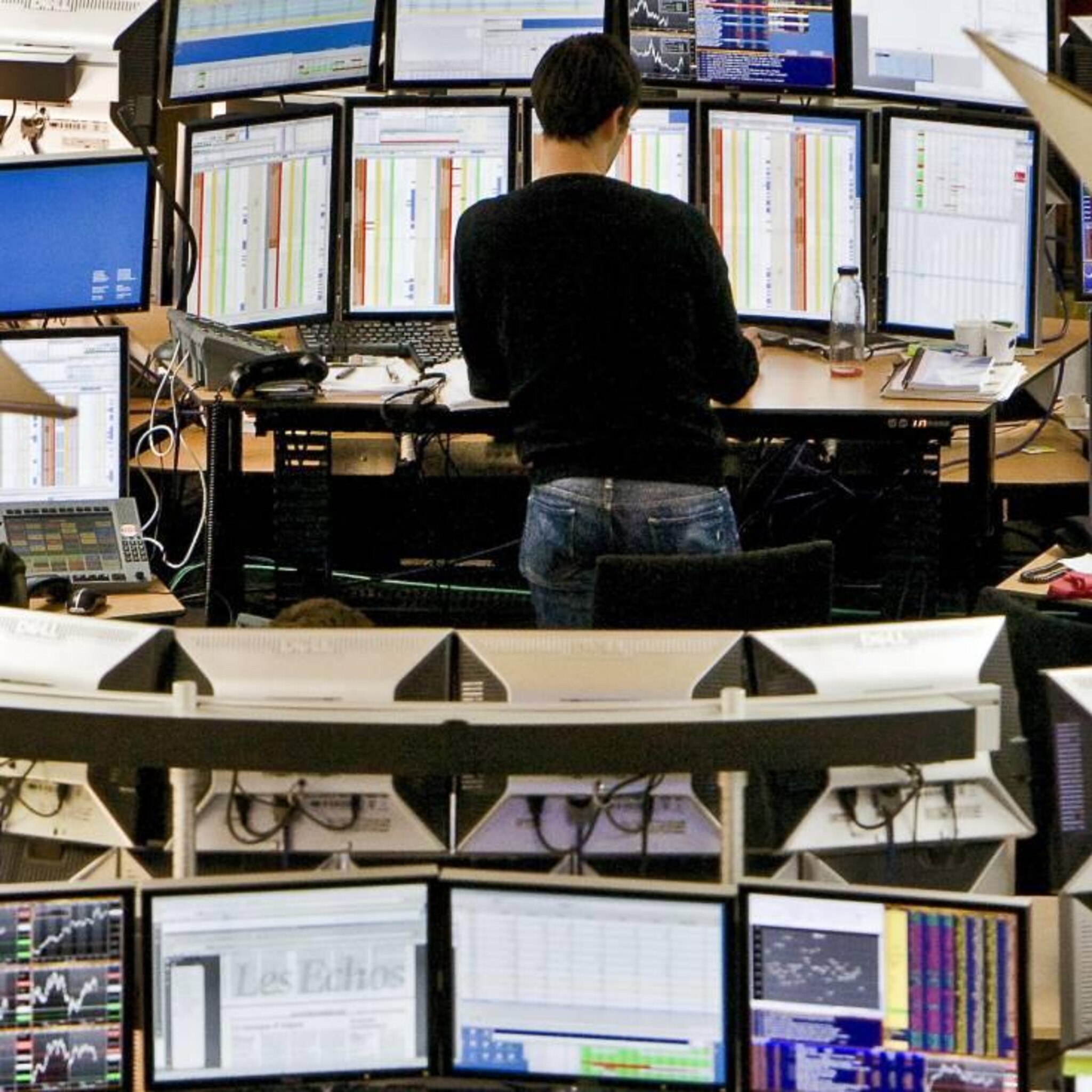 adyen en dsm onderaan in licht lagere aex