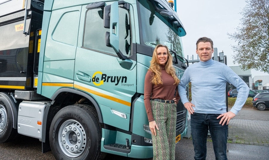 Tirza de Bruyn en haar broer Joeri van het gelijknamige transportbedrijf. De onderneming uit Oudewater schaft vier elektrisch aangedreven vrachtwagens aan. Foto: Stephan Tellier