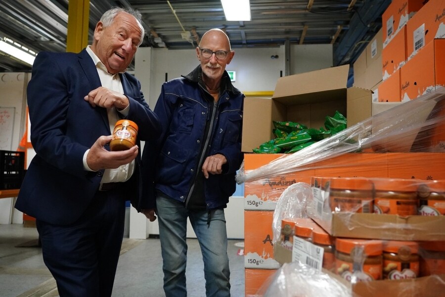 Gerard van den Tweel met Jan Brons, de voorzitter van Voedselbank Nijkerk. Foto: Mathilde Dusol