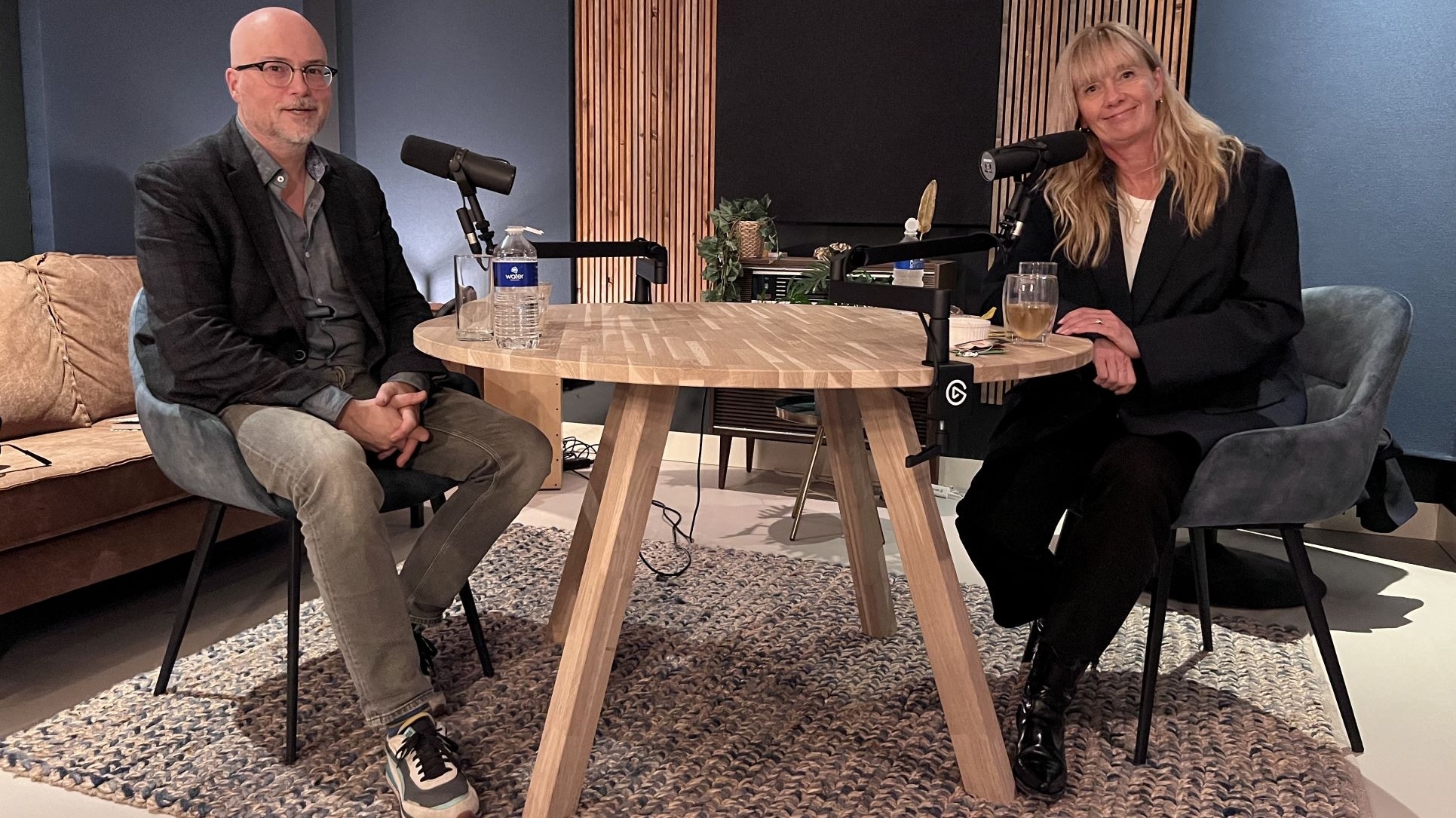 Pauline Barendregt, creatief directeur van Fatboy, in de studio bij Floris Hülsmann.