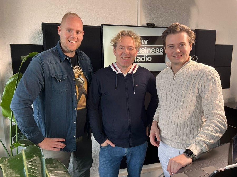 V.l.n.r. Roland Tameling, Hidde van der Louw en Remy Gieling, in de studio van New Business Radio.