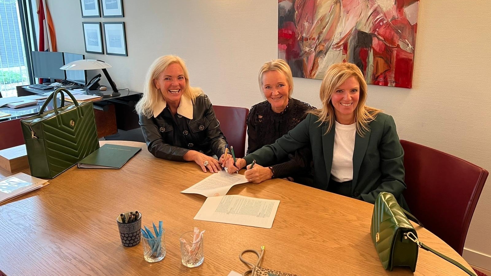 Investeerder Marij-Ellen Smits, Esther Koolen en Jolanda Cornet zetten hun handtekening onder een samenwerking.