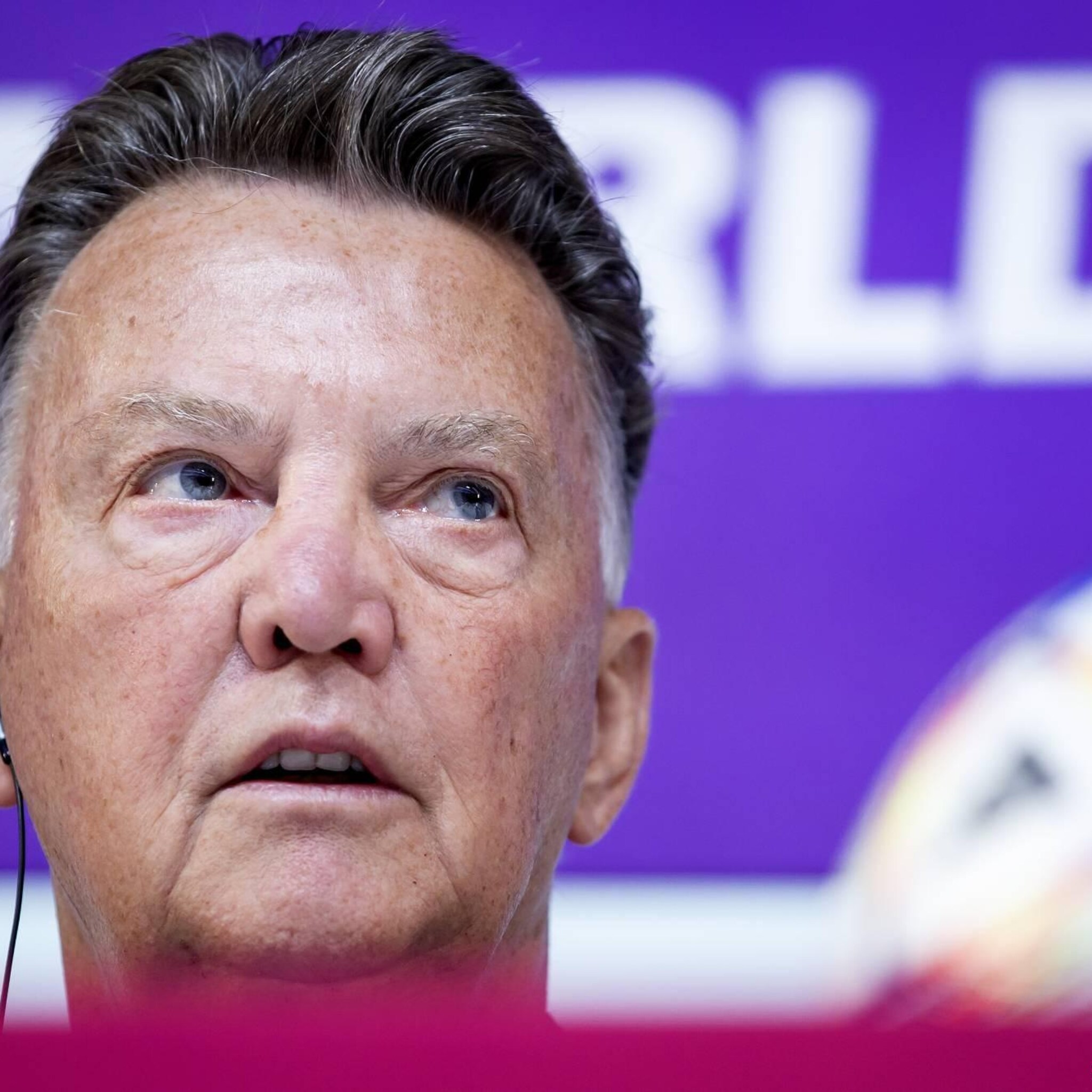 ontspannen van gaal haalt schouders op over kritiek veldspel