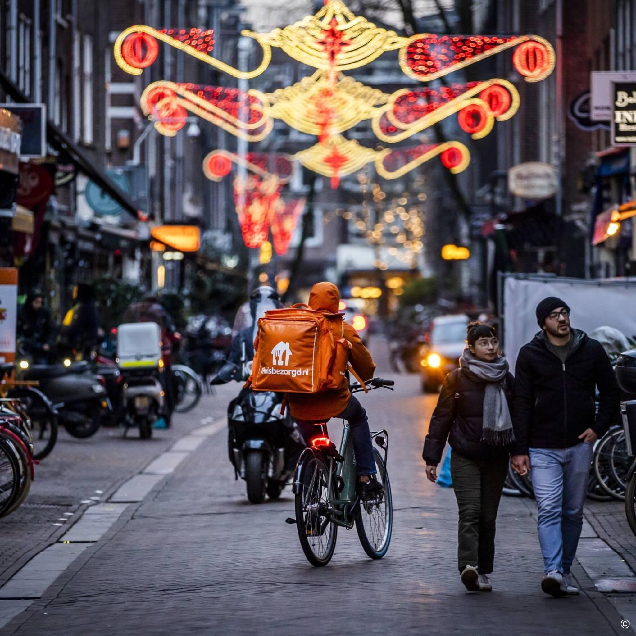 just eat takeaway en dsm op kop op afwachtend damrak