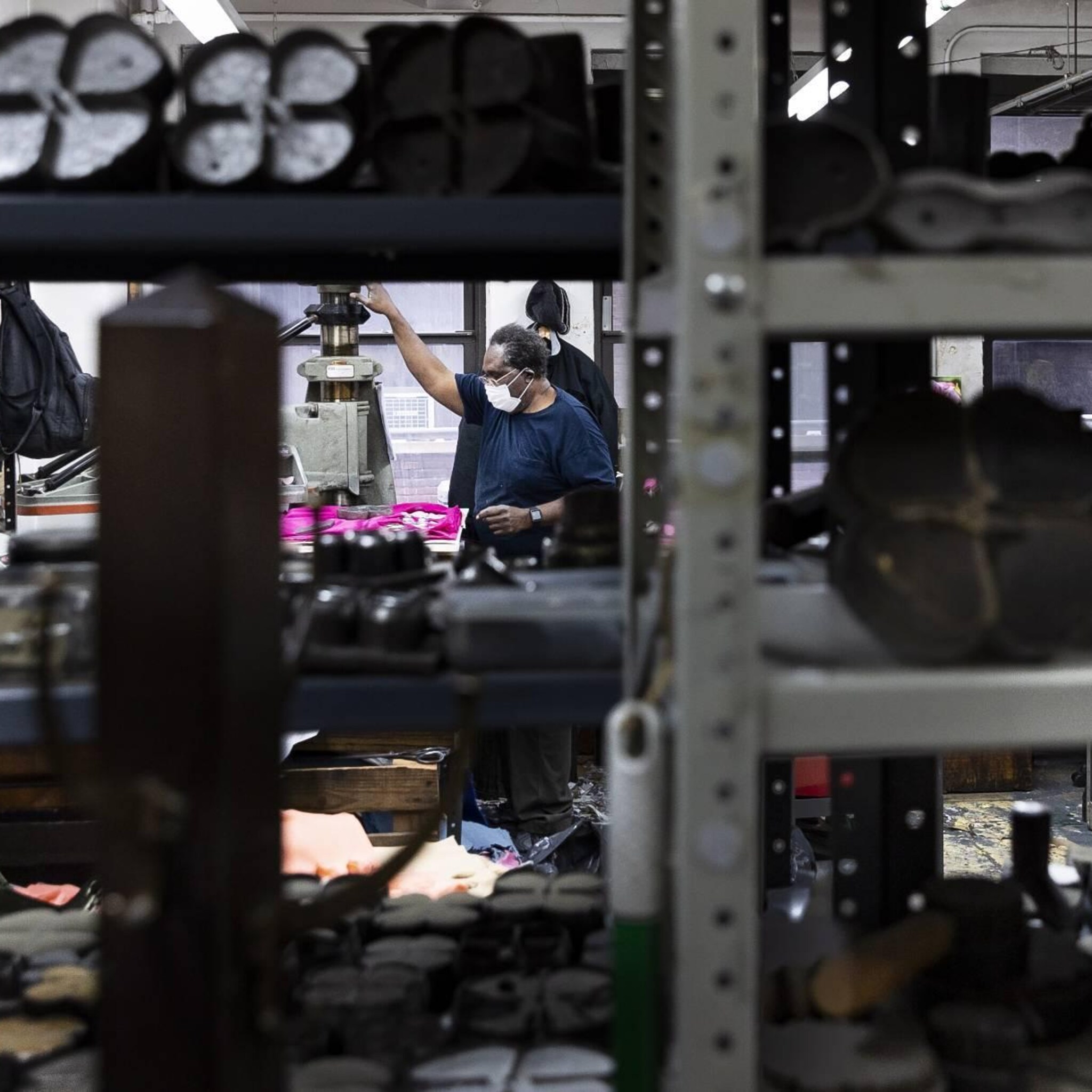 voor het eerst sinds mei 2020 krimp in bedrijvigheid industrie vs