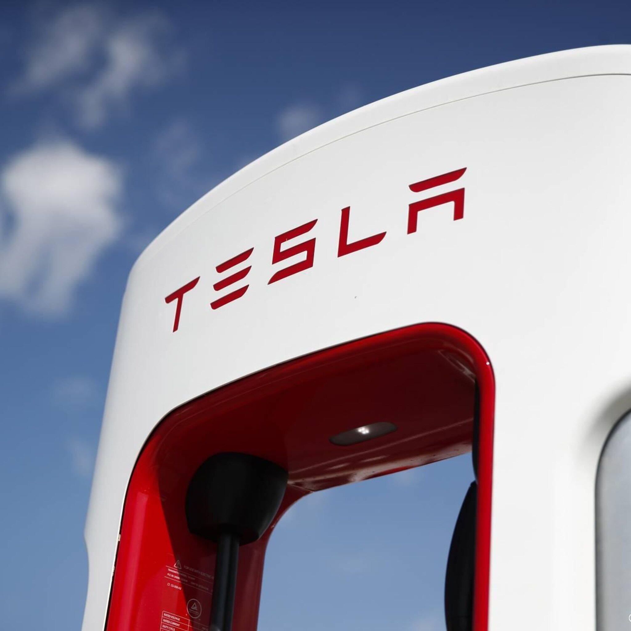 tesla levert eerste elektrische truck af
