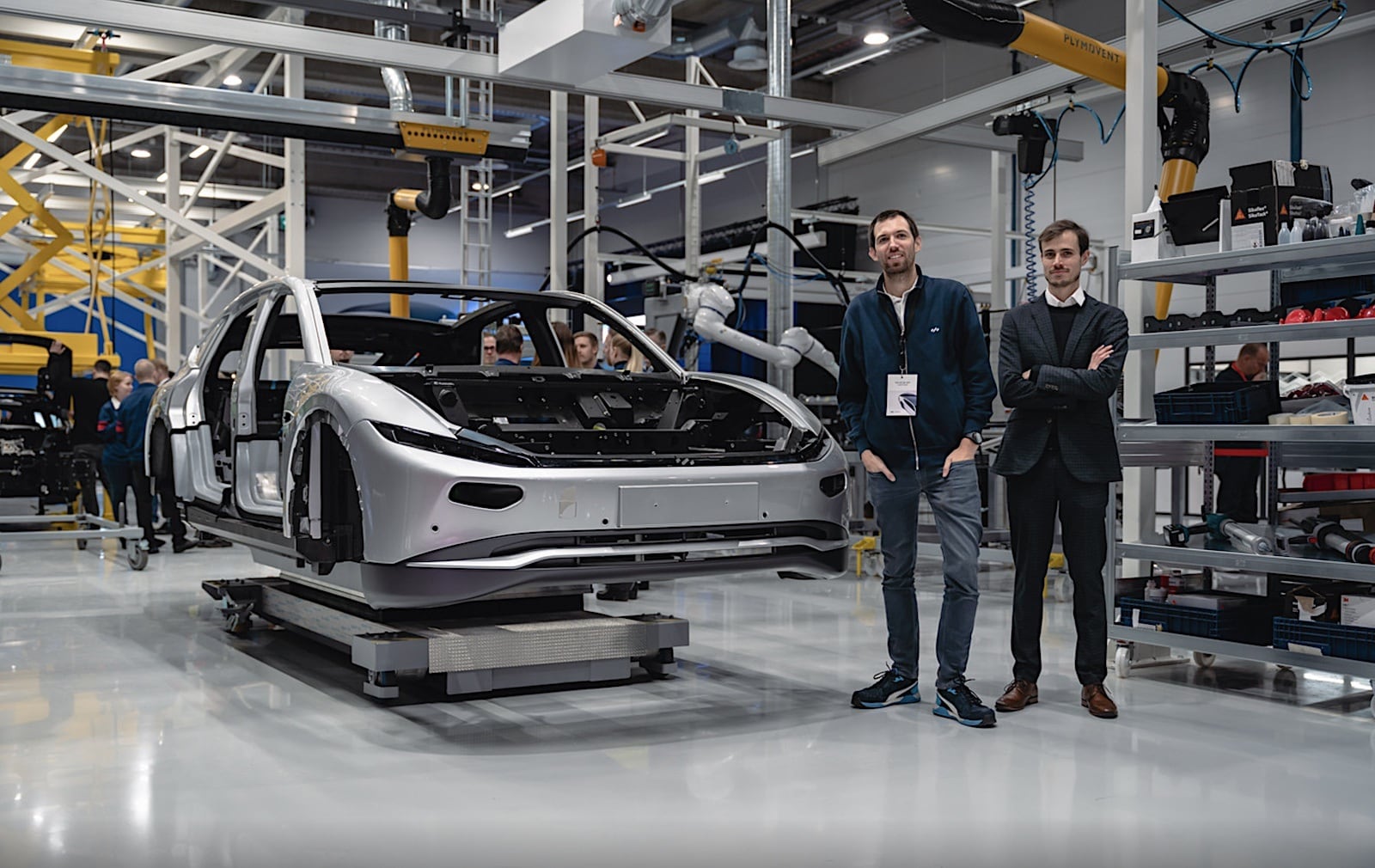 Mede-oprichter en Lightyear-ceo Lex Hoefsloot (r) en Chief Technology Officer Arjo van der Ham bij de productieklare Lightyear 0. Foto: Lightyear