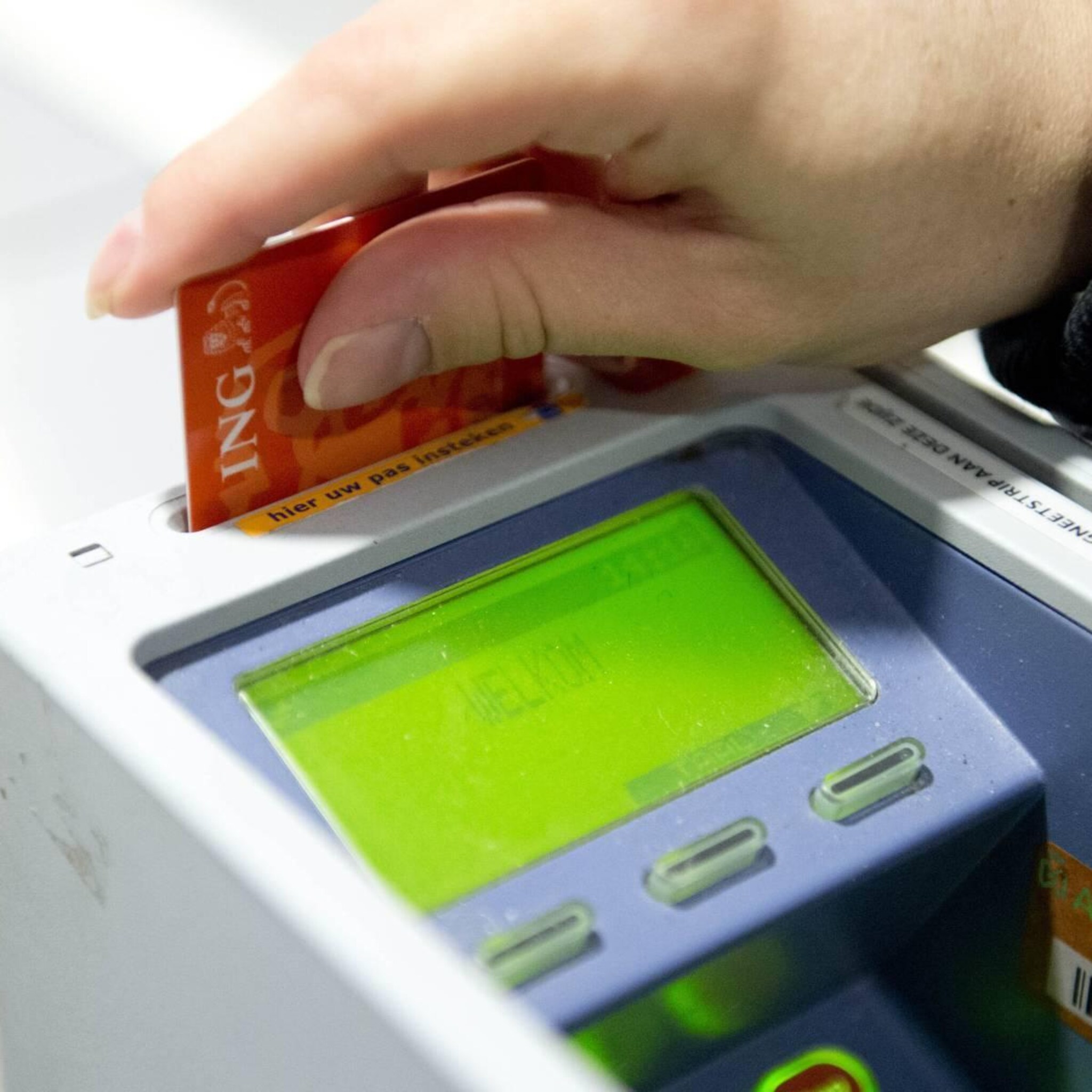 abn amro winkeliers geplaagd door lage koopkracht en hoge kosten