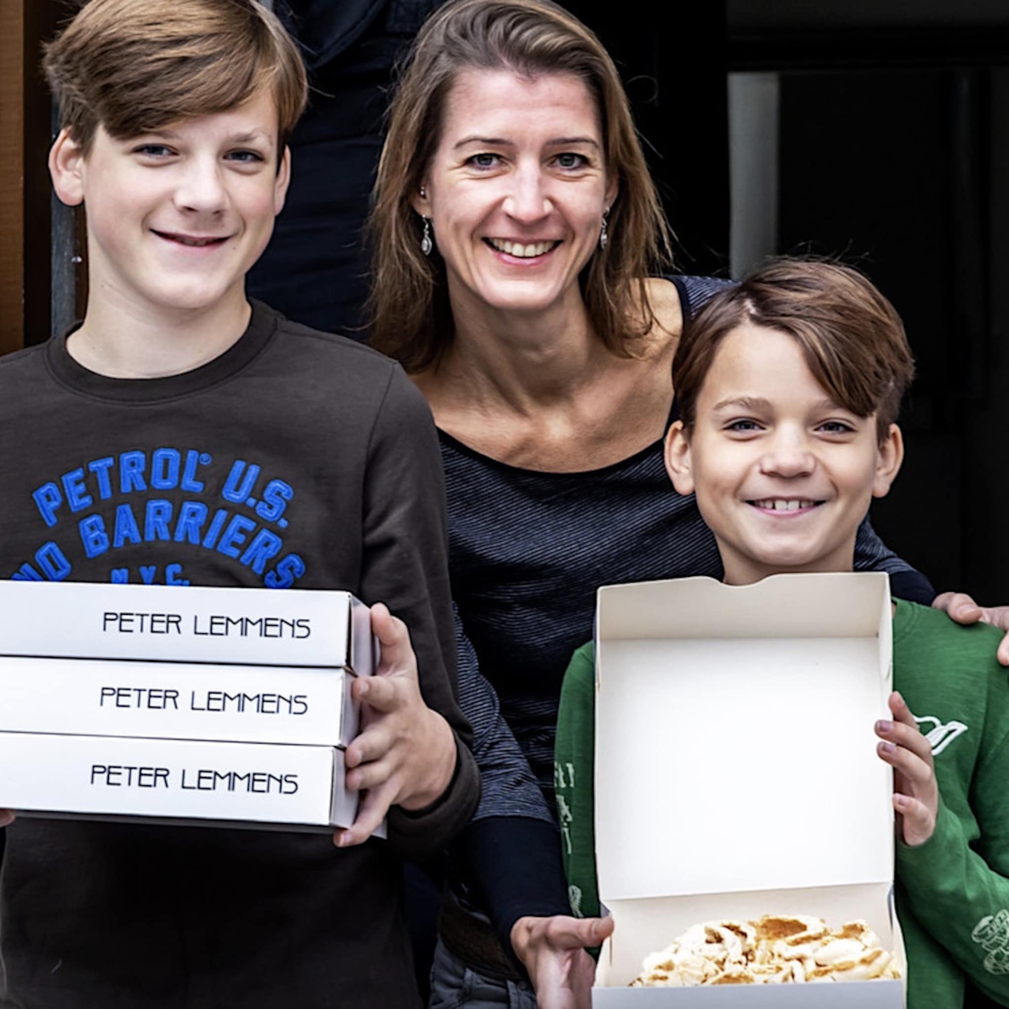 ondernemende broers jens 13 en jules 11 timmeren aan de weg met echte limburgse vlaaien