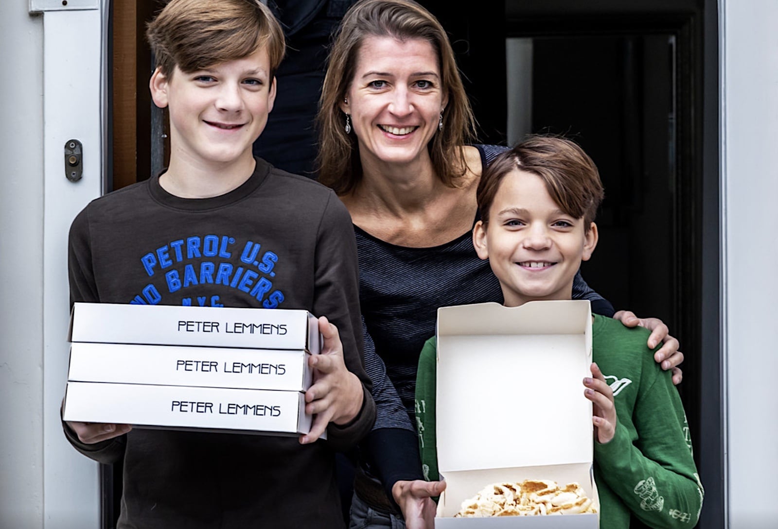 Broers én ondernemers in de dop Jens (13) en Jules (11) kwamen vorig jaar op het idee om Limburgse vlaaien in Utrecht te gaan verkopen. Foto: Angeliek de Jonge
