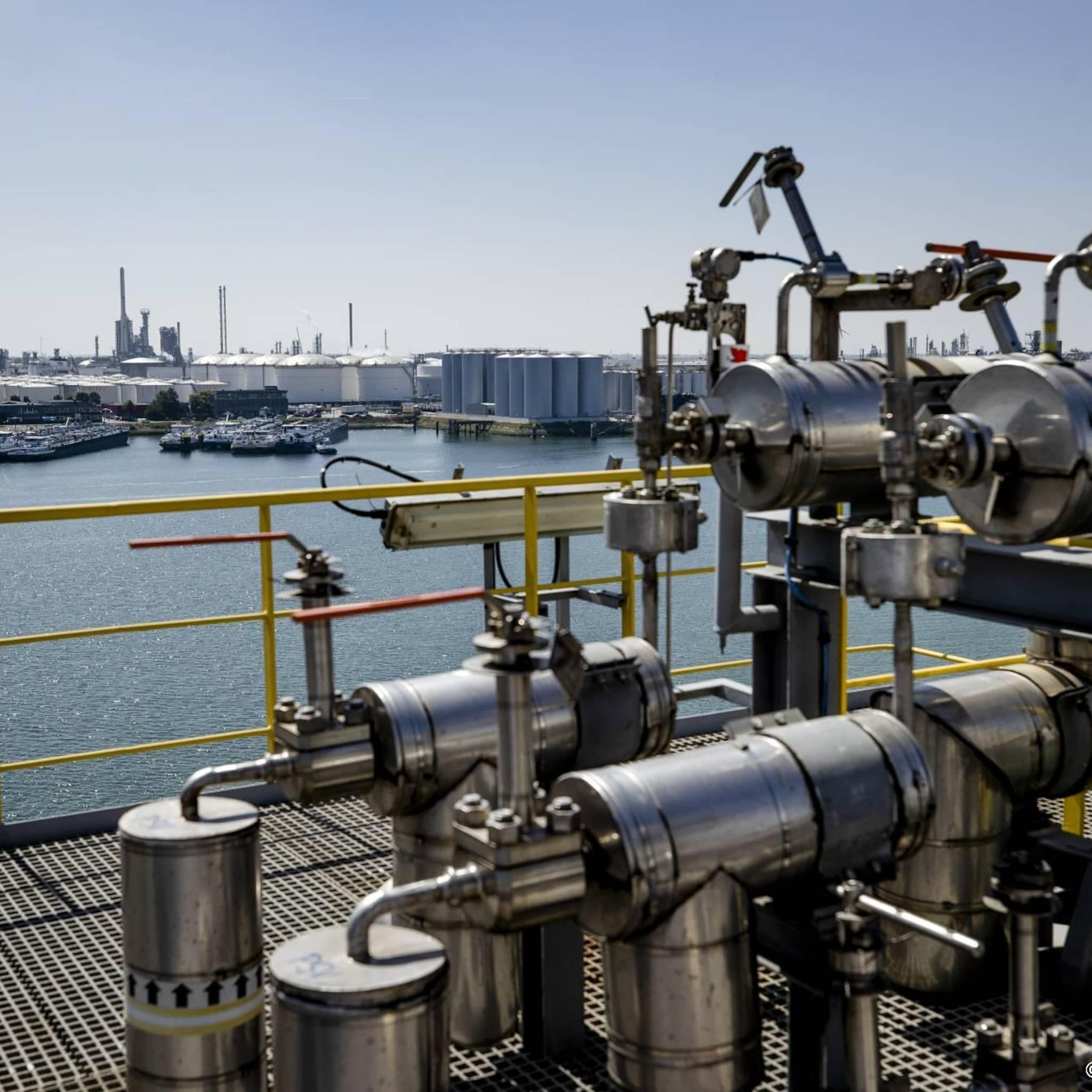 grote waterstoftechniekfabriek in rotterdam in de maak
