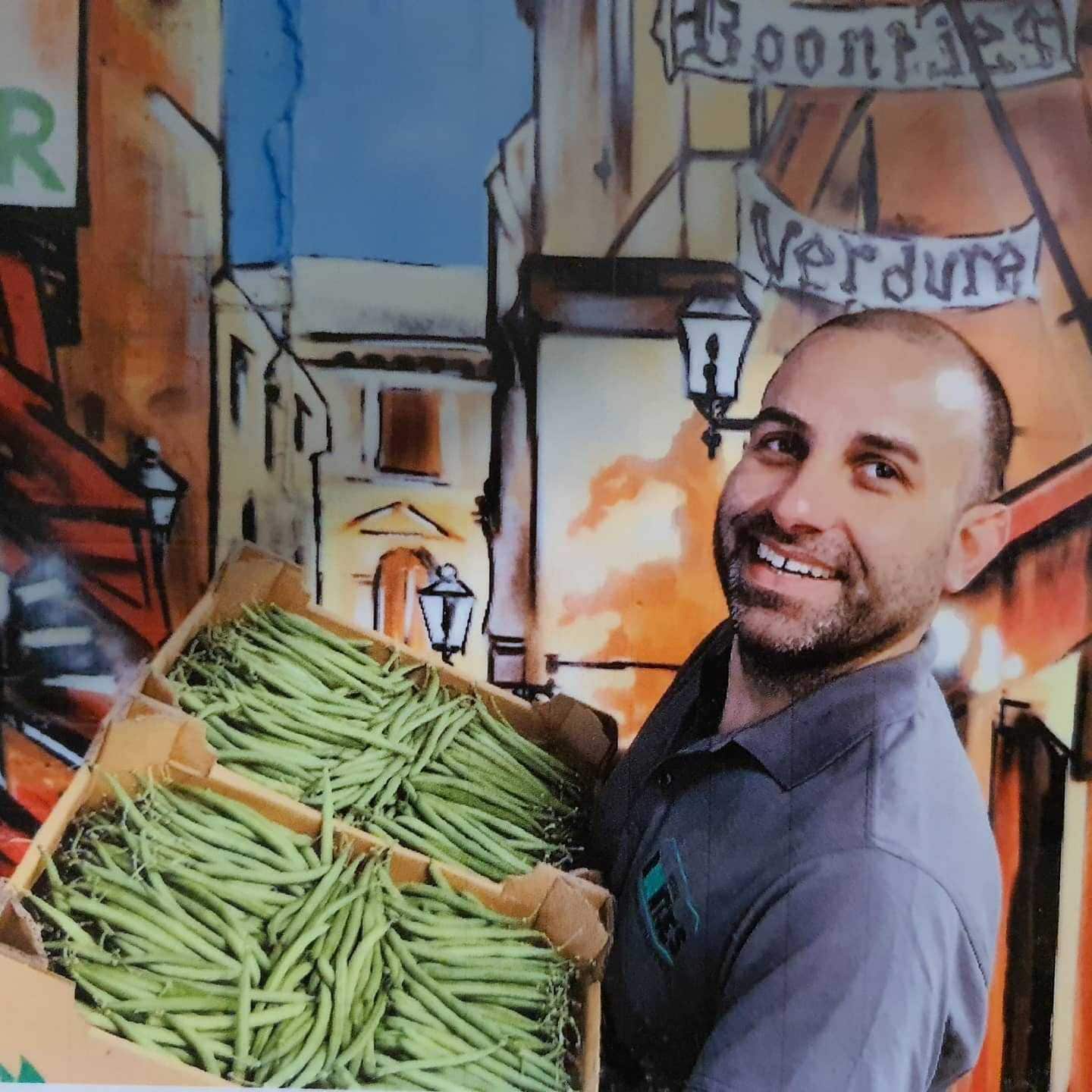 Enzo Cassaro in zijn Vershal Boontjes. De muren zijn voorzien van graffiti. ,,Ik dacht dat alleen de jeugd dat gaaf zou vinden maar ook oudere klanten genieten ervan." Foto: archief Enzo Cassaro.