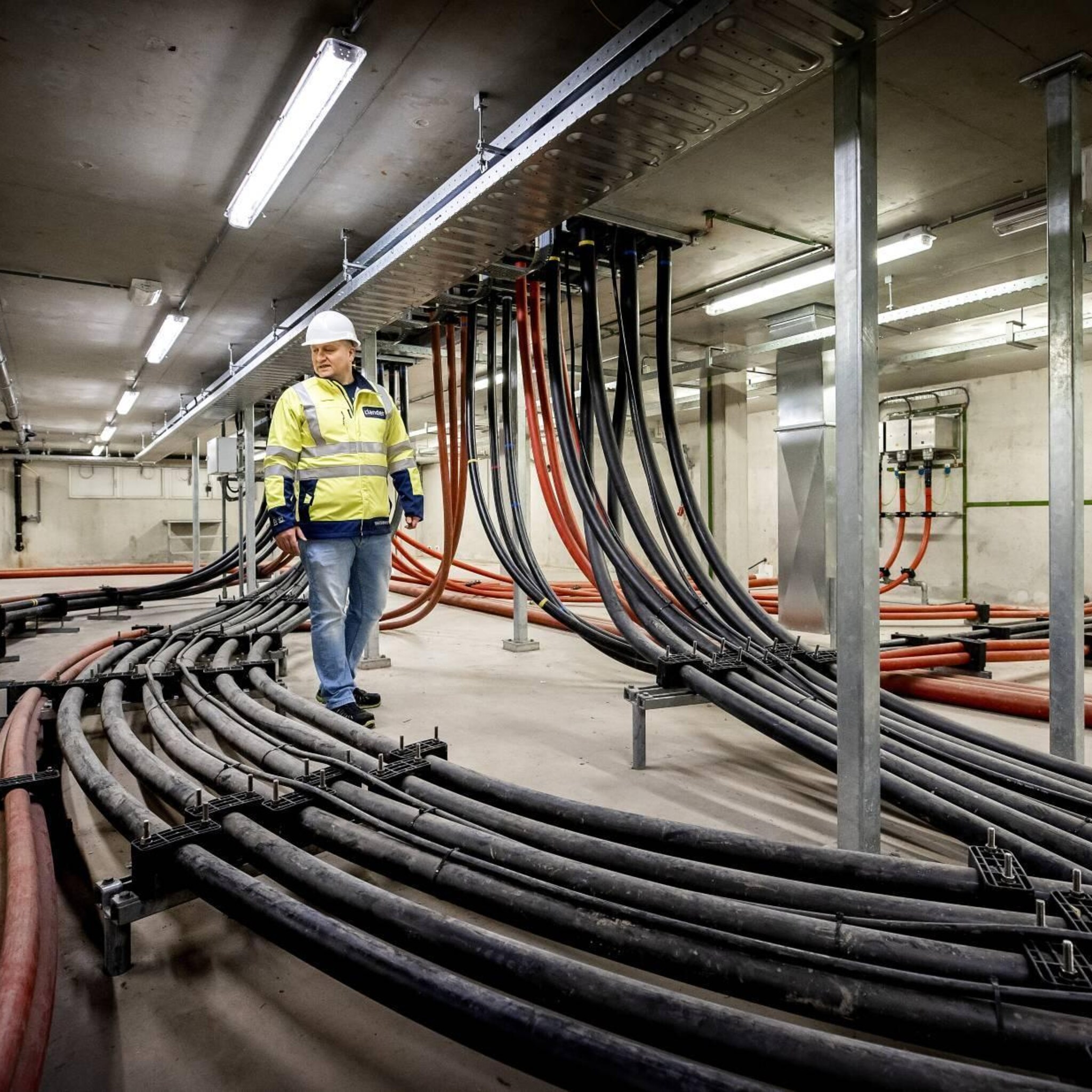 liander breidt elektriciteitsnet gelderland en noord holland uit