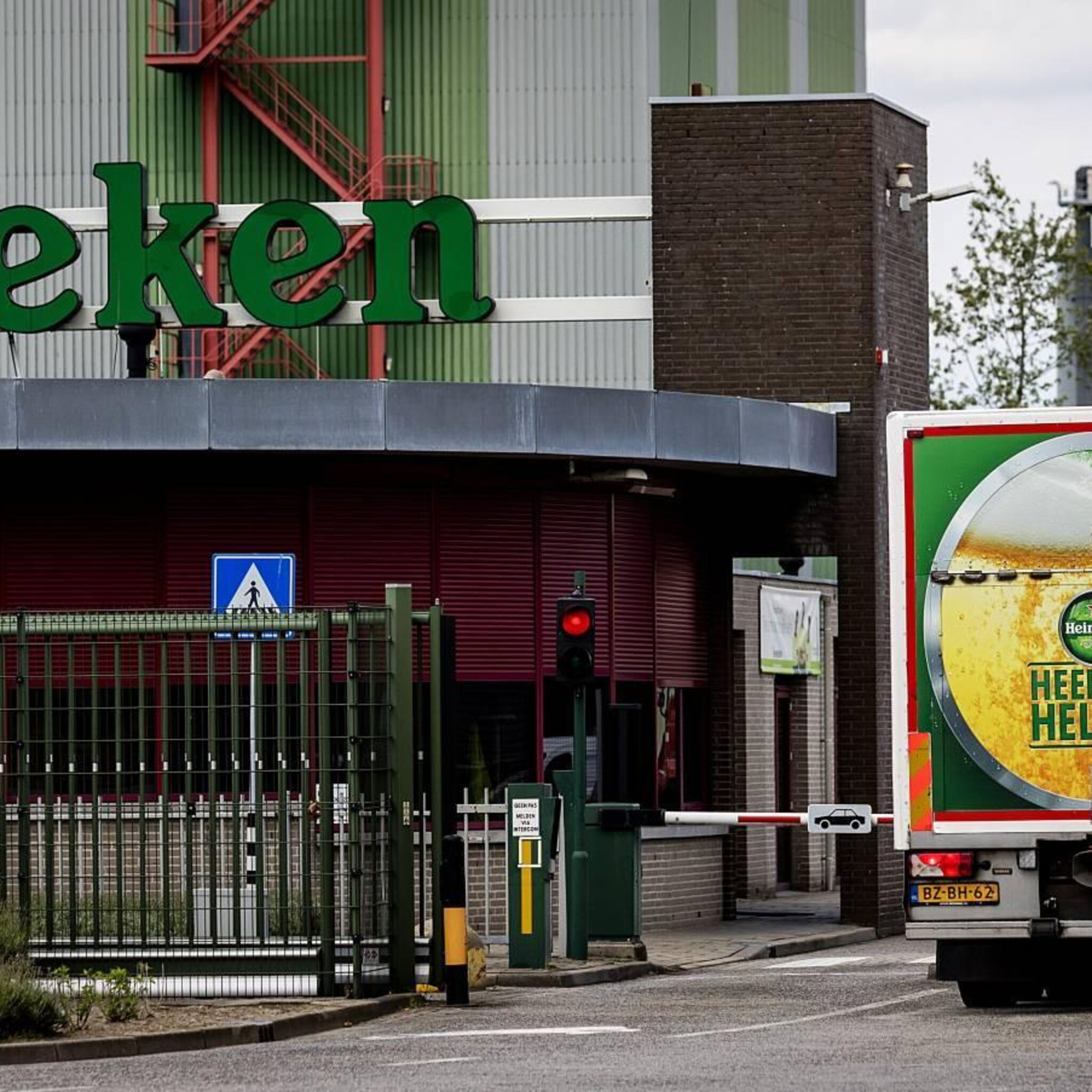 aandacht voor heineken en chinese protesten op damrak