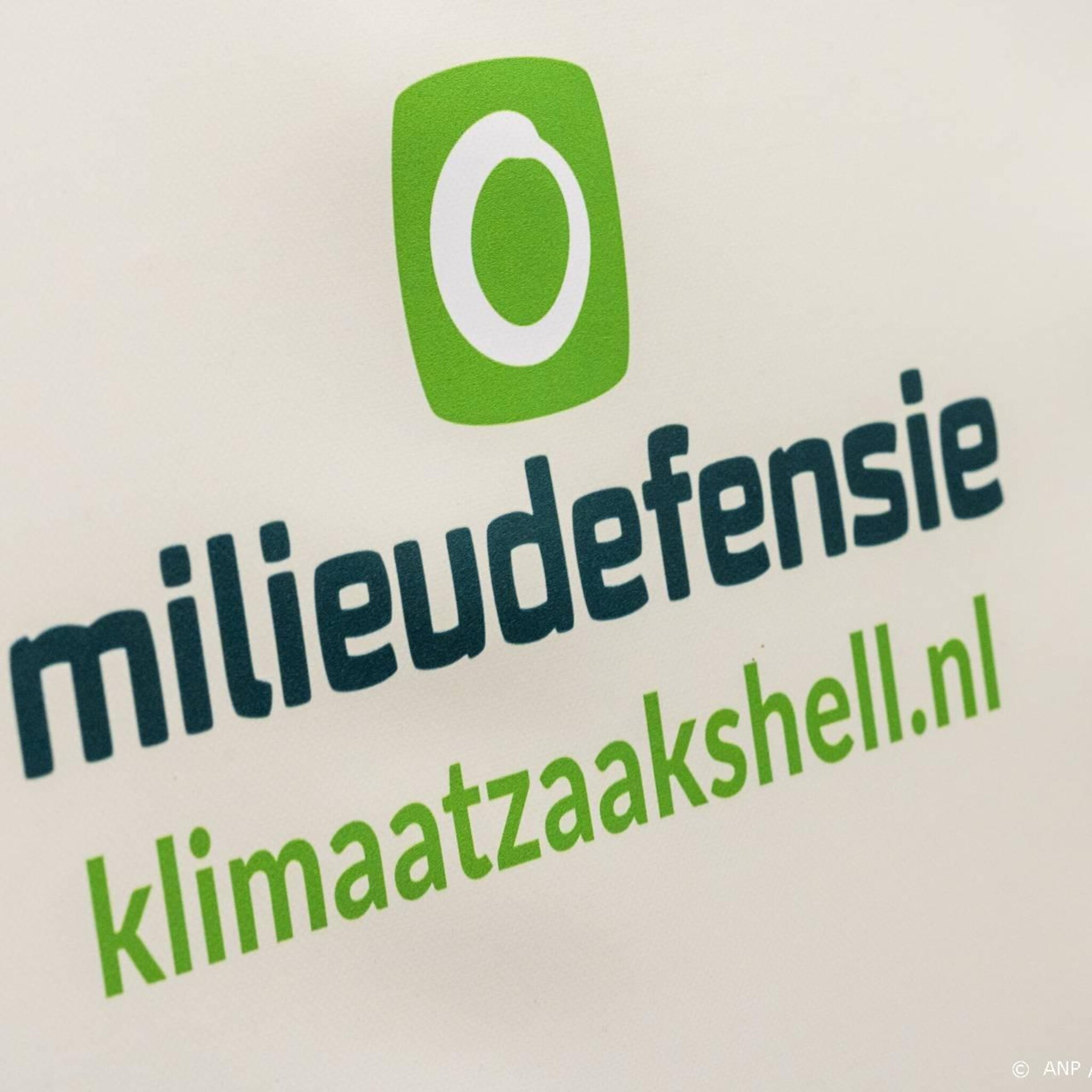 actievoerders bouwen dijk om gaswinning in waddenzee