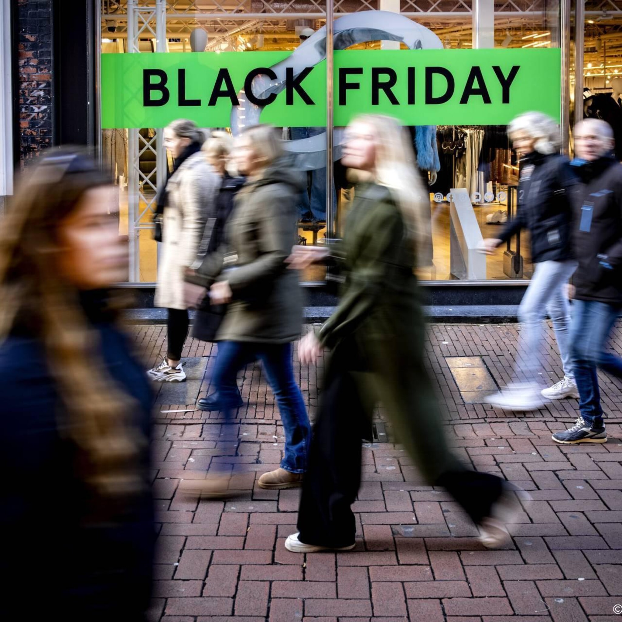 winkelstraat drukker op black friday maar niet als voor corona