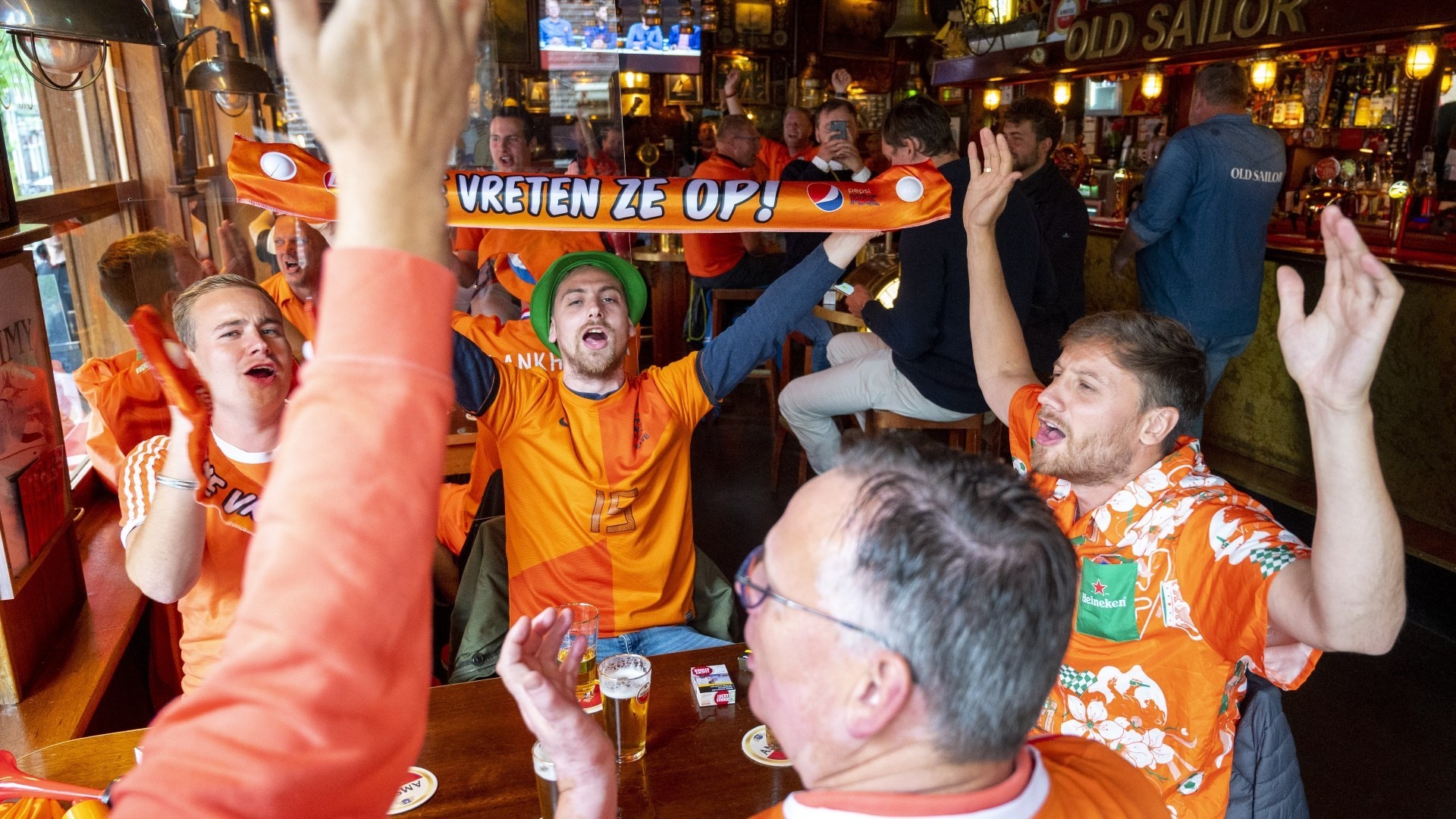 Binnen de horeca begint de oranjegekte toe te nemen. Foto: ANP/Evert Elzinga