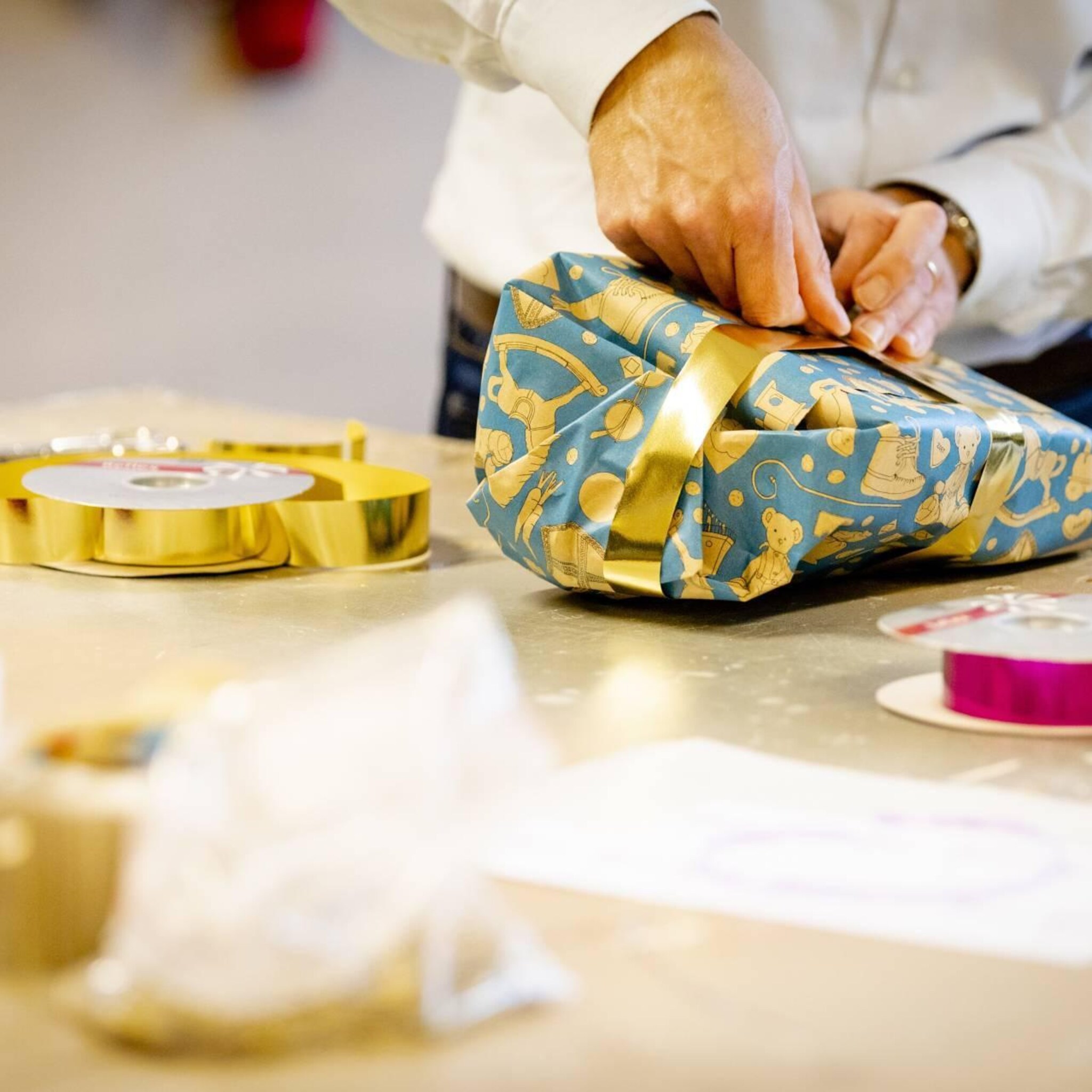 onderzoek kwart besteedt minder aan kerst en sinterklaaskado s