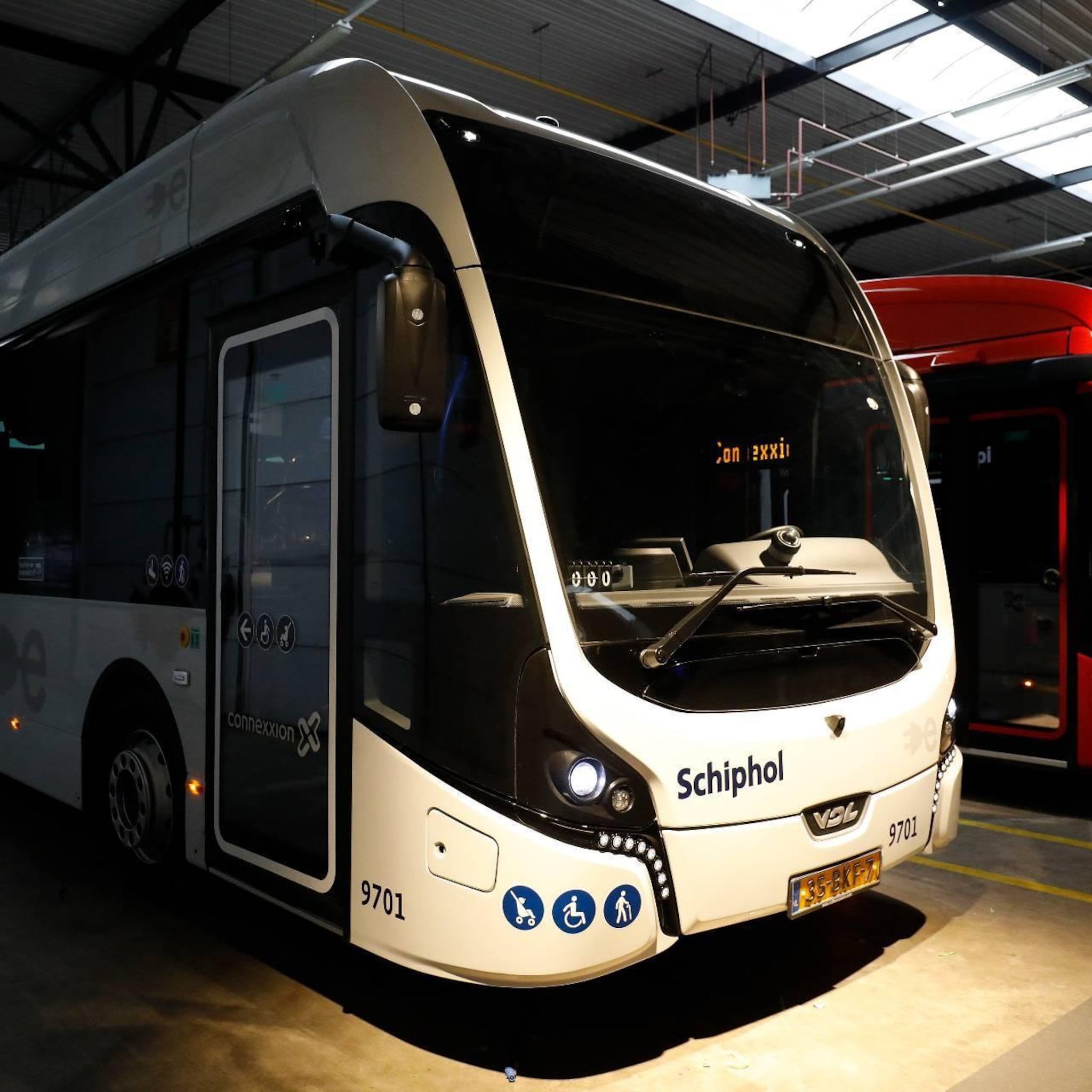 buschauffeurs luchthaven schiphol staken voor betere cao